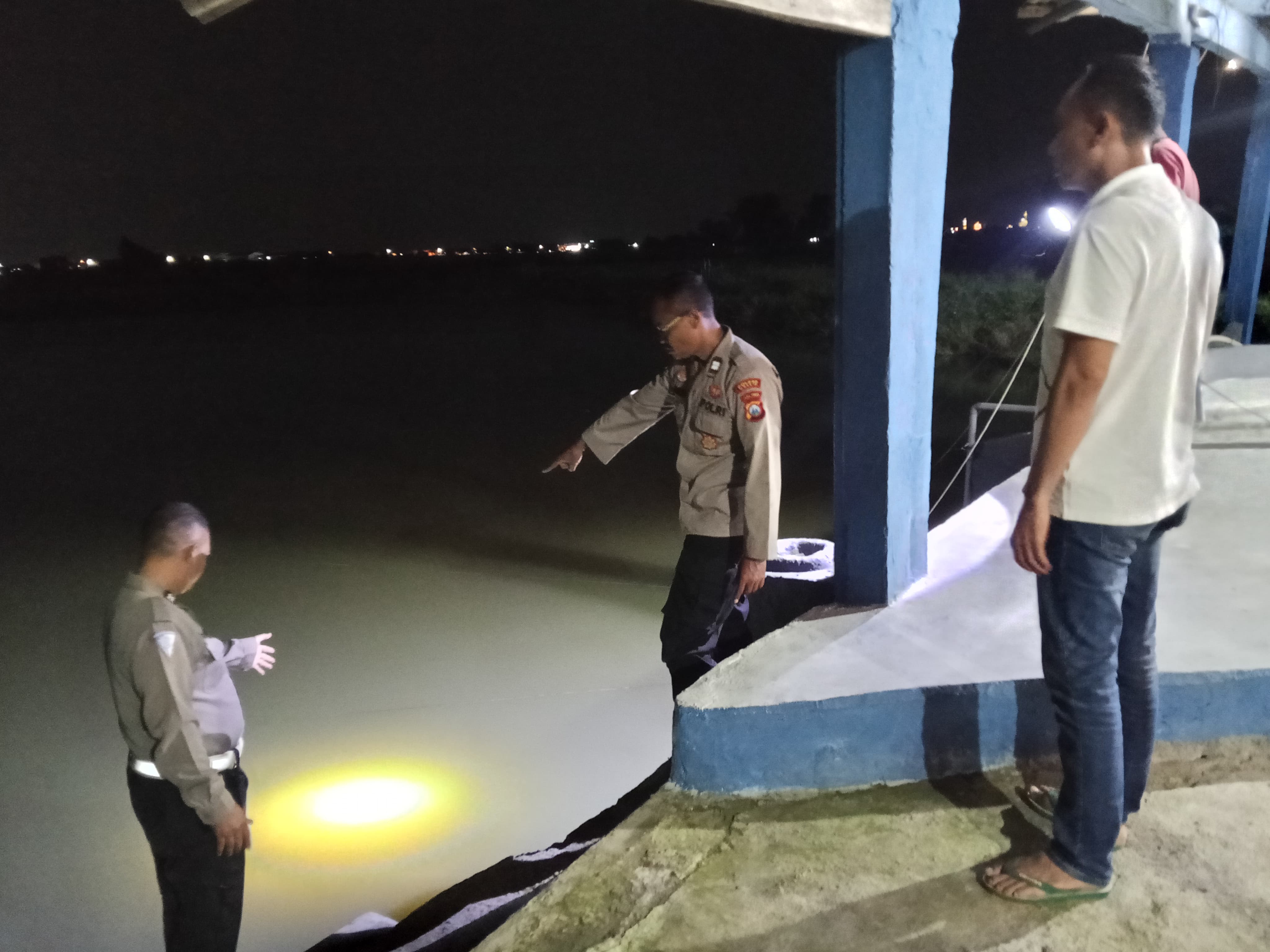 EVAKUASI: Polisi melakukan olah TKP dan mencari keberadaan korban usai tenggelam di tambak Gresik.