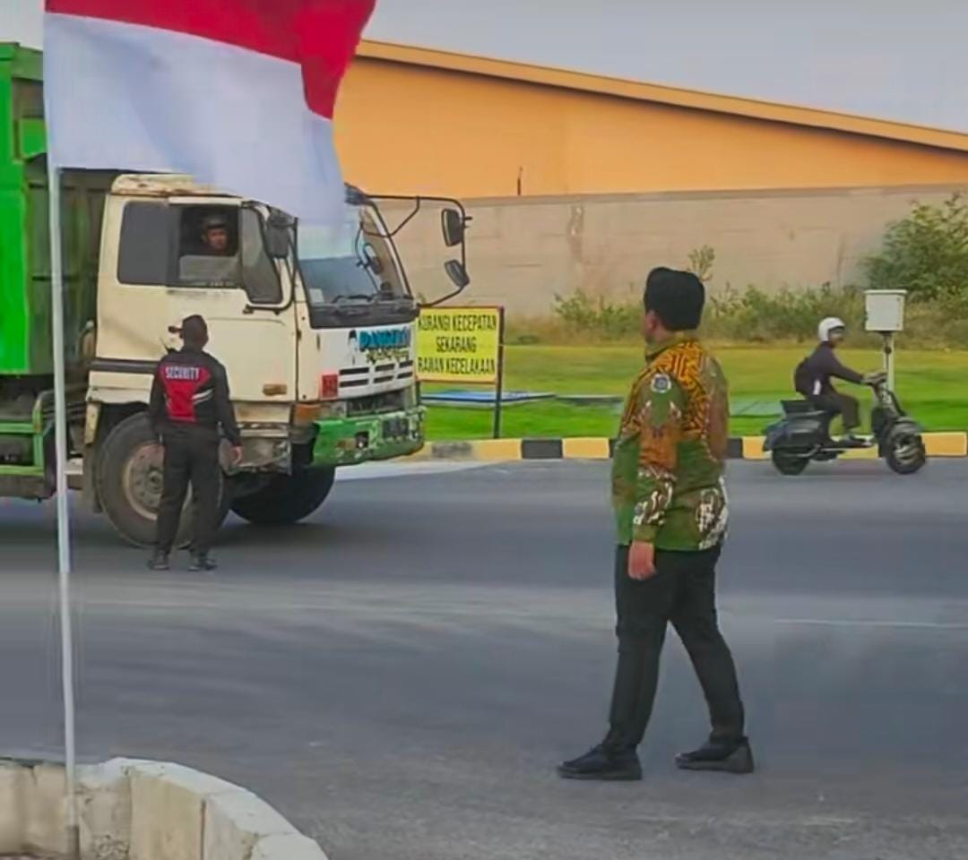 SIDAK: Ketua DPRD Gresik, M. Syahrul Munir, melakukan inspeksi mendadak (sidak) terhadap aktivitas dump truk pengangkut material galian C yang keluar masuk Kawasan Ekonomi Khusus (KEK) JIIPE