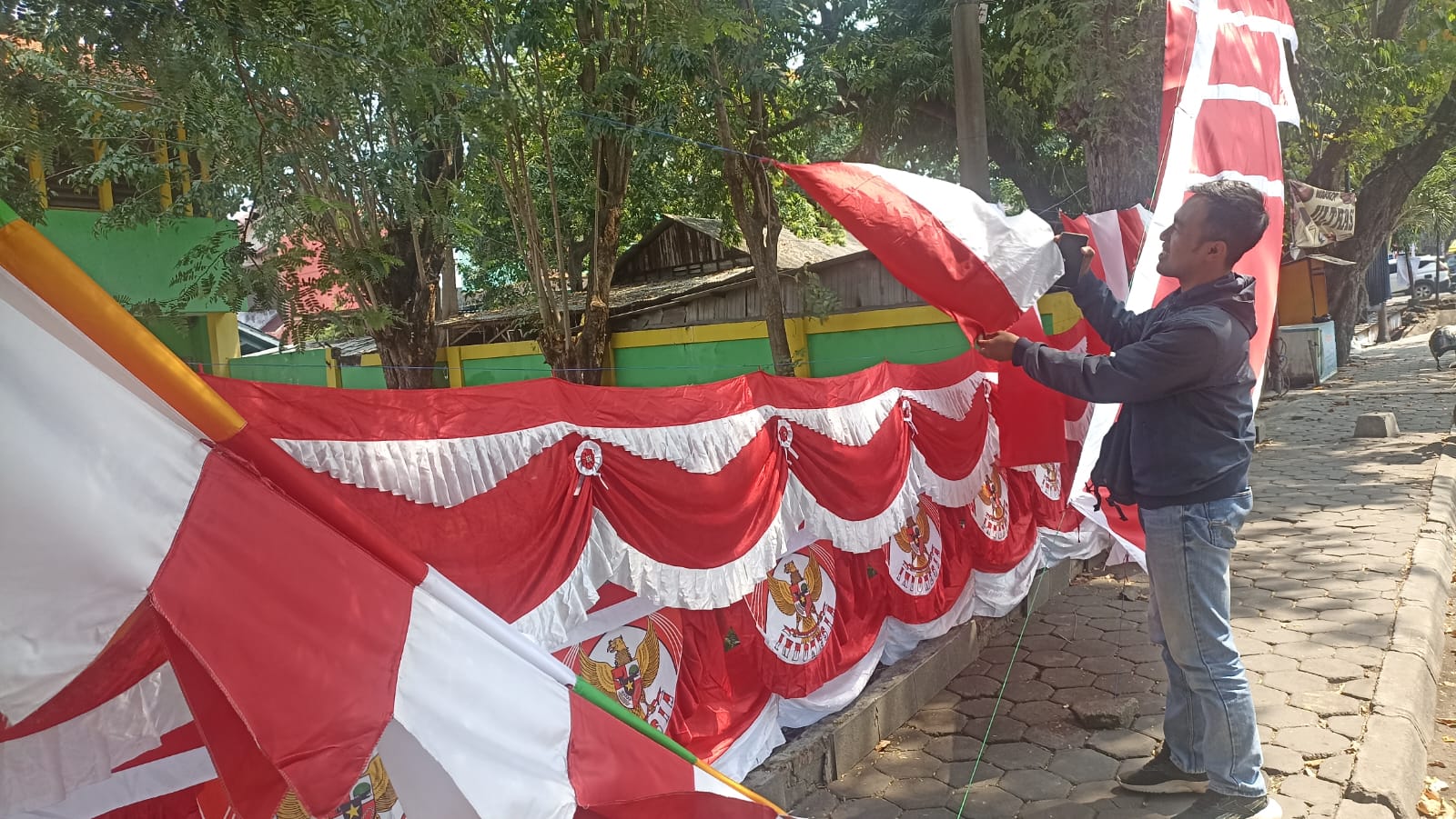 SEPI PEMBELI &ndash; Penjual bendera Merah Putih musiman di Gresik mengeluhkan minimnya pembeli, salah satunya akibat maraknya penjualan bendera secara online.