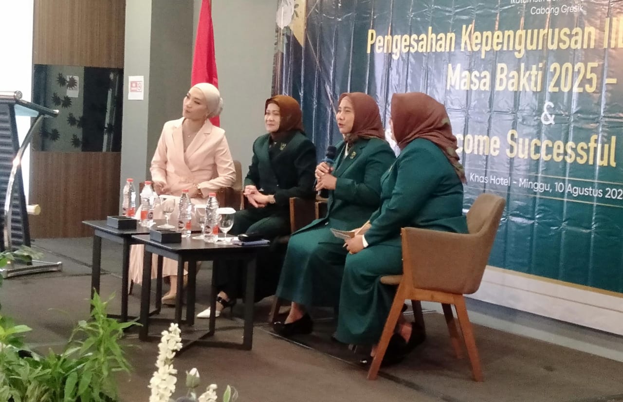BERBAGI &ndash; Tiga perempuan sukses membagikan kiat bisnis di bidangnya masing-masing dalam talk show IIDI Gresik.