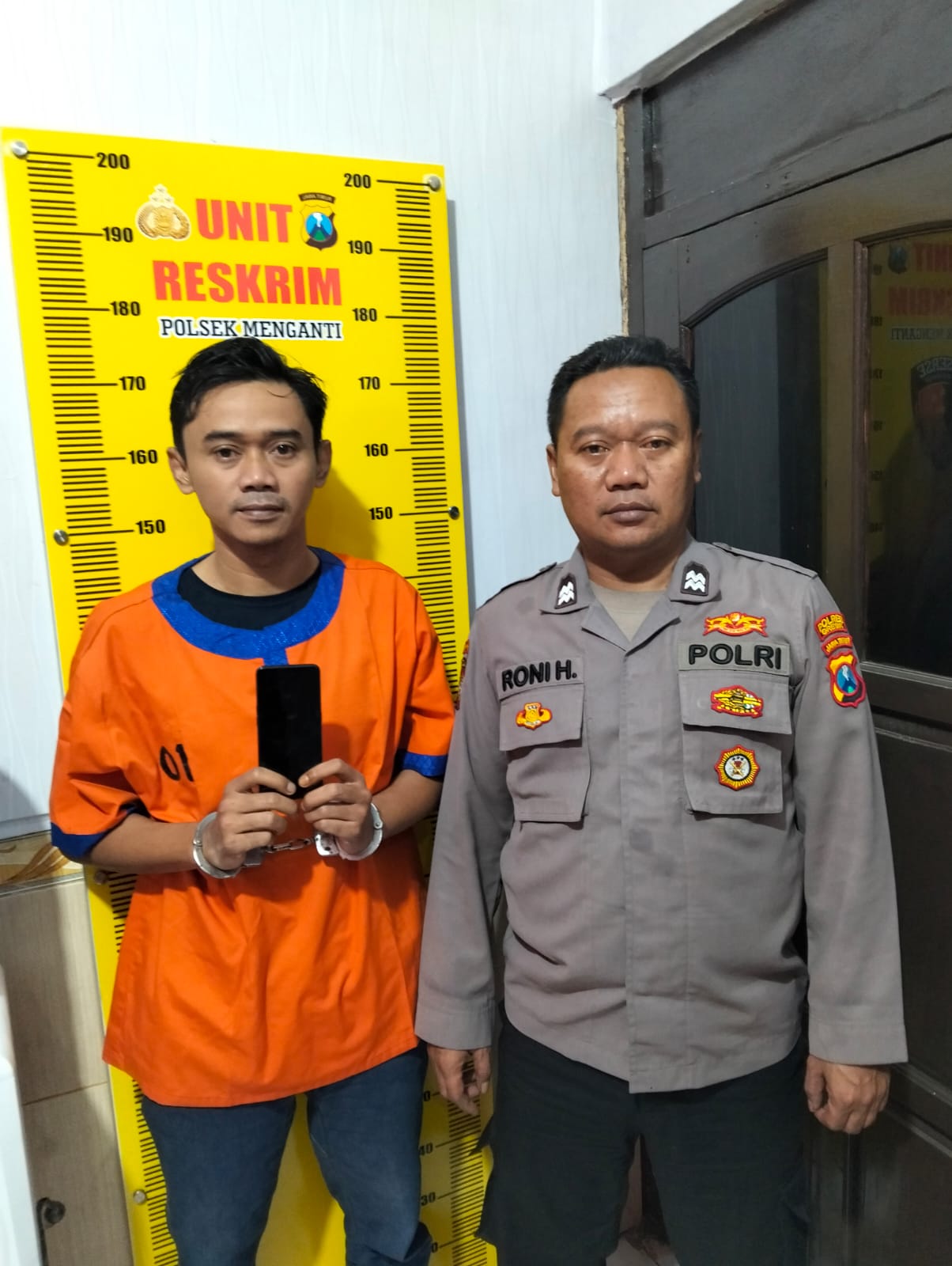 OPTIMISME: Tersangka Rifqi Dwi Wicaksono saat diamankan di Mapolsek Menganti, Gresik.