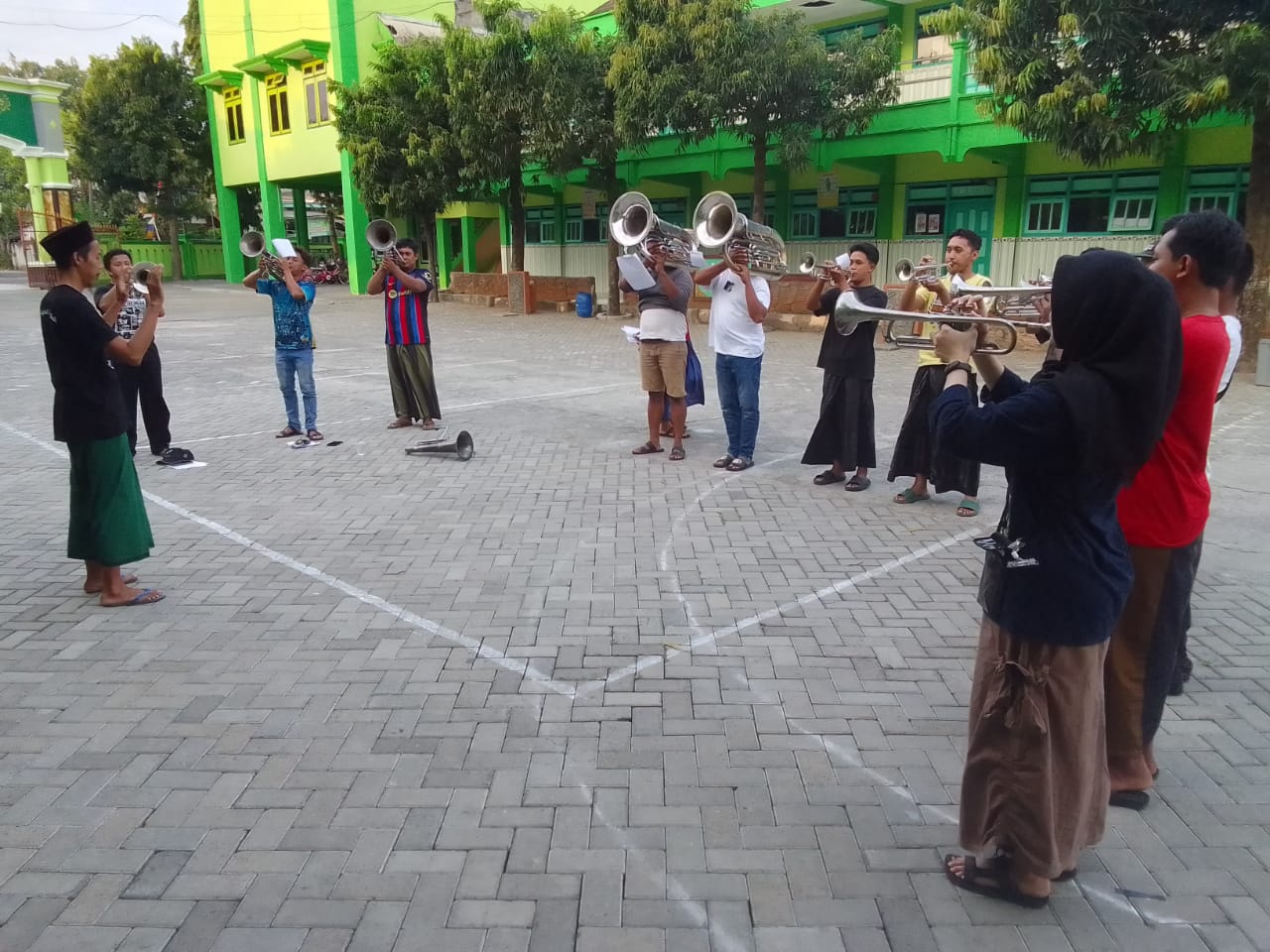 SEMANGAT : Siapkan korsik Jelang upacara Kemerdekaan RI ke-80