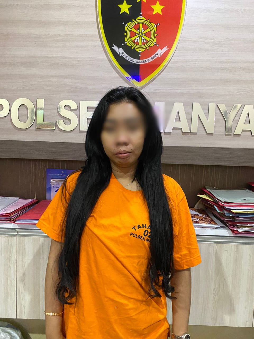 DIAMANKAN : Tersangka dugaan kasus penipuan tenaga kerja Elliyah Fauziyah saat diamankan di Mapolsek Manyar, Gresik.