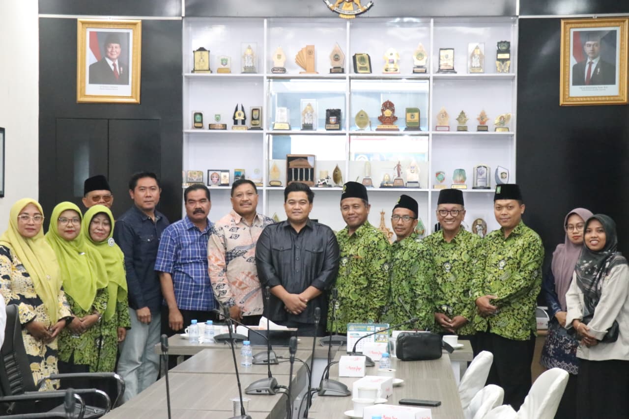 BANGGA: Dewan Masjid Indonesia (DMI) Kabupaten Gresik melakukan silaturahim ke Kantor DPRD Gresik untuk menyampaikan sosialisasi program kerja sekaligus menerima masukan dari para legislator.