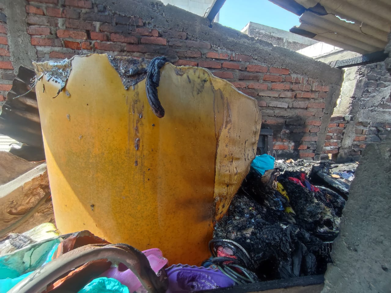 Petugas Damkarla Gresik memadamkan api di rumah warga Desa Hulaan, Kecamatan Menganti.