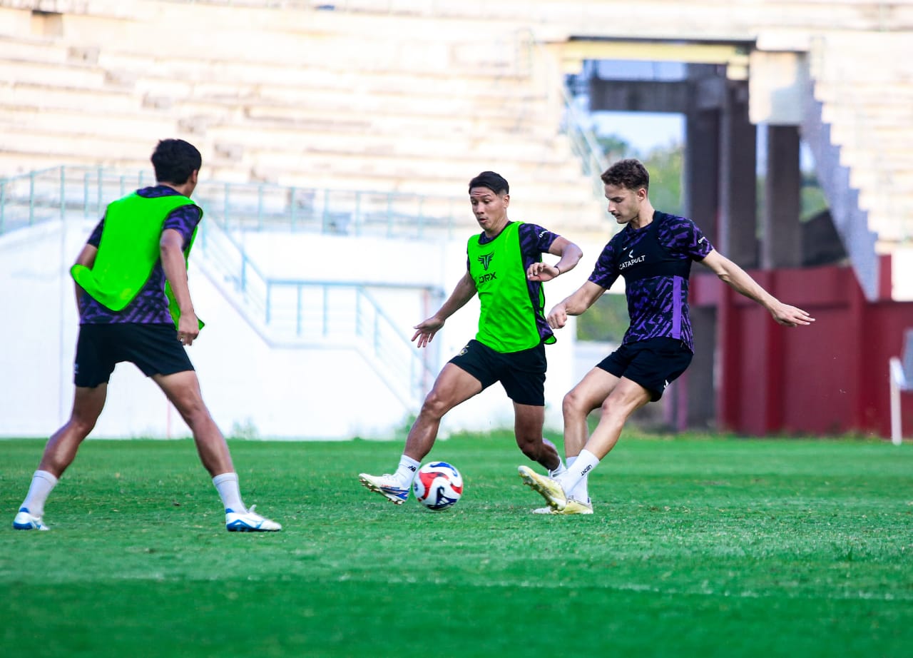 LATIHAN : Para pemain Persik Kediri saat Latihan di stadion Gelora joko Samudro Gresik.