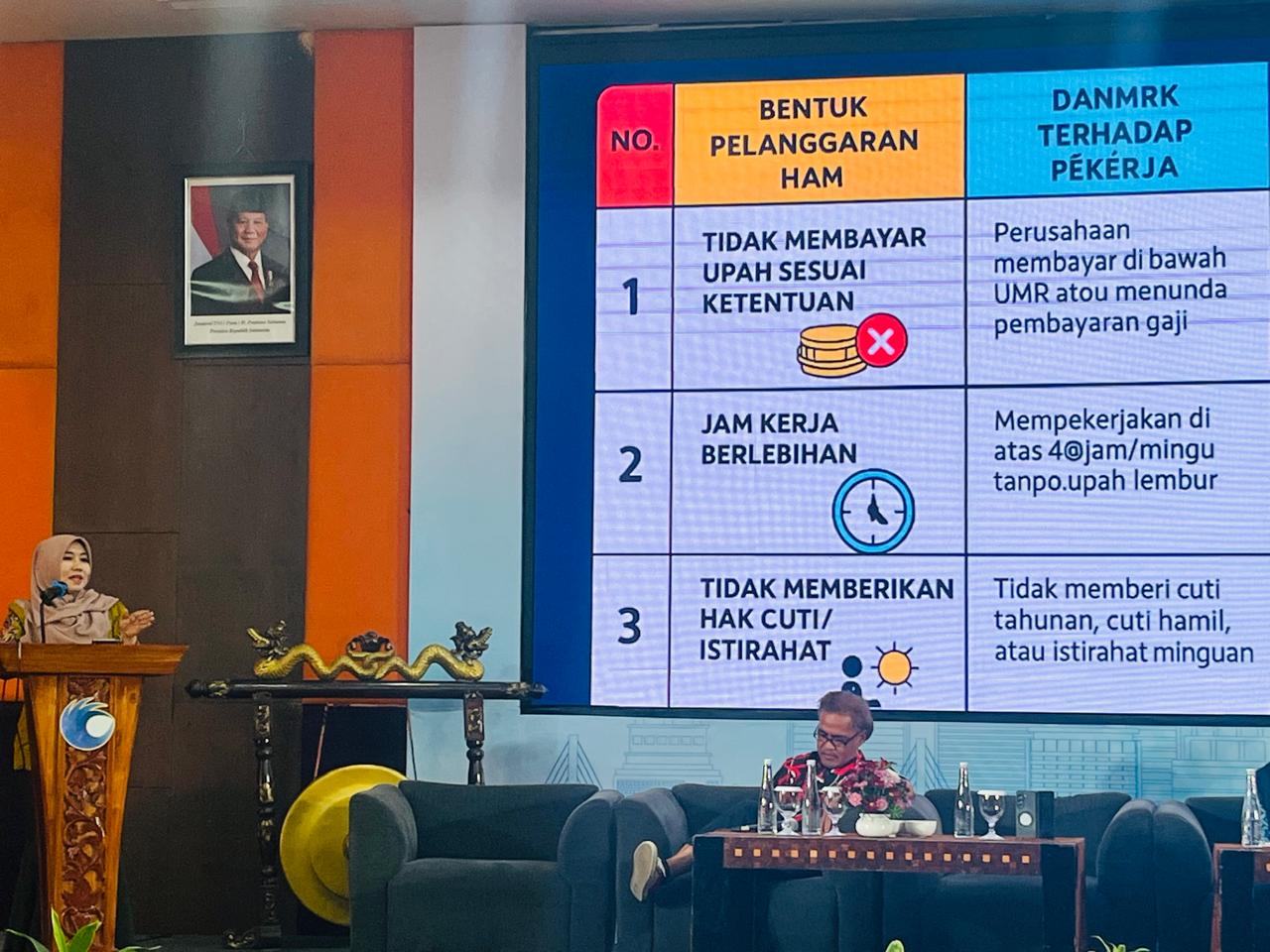Anggota DPD RI Lia Istifhama saat menjadi pembiacara Workshop Analisa dan Penelaahan Produk Hukum Daerah dari Perspektif HAM di Surabaya, Selasa (12/8)