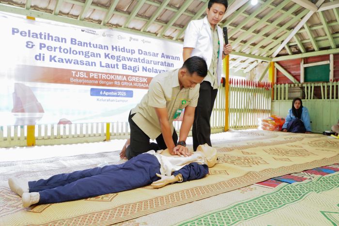 BELAJAR : Petrokimia Gresik bekerja sama dengan RS Grha Husada memberikan pelatihan Basic Life Support sebagai bekal keterampilan tanggap darurat di laut untuk nelayan Kelurahan Lumpur