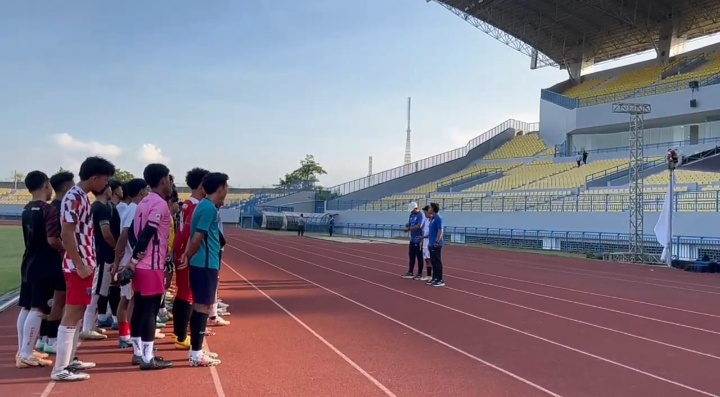 SELEKSI: Puluhan pemain daerah beruber bergabung skud Gresik United.