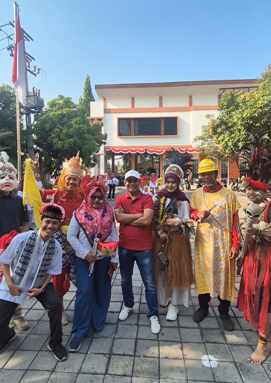 SEMANGAT : Para pegawai Disnaker bersemangat dalam memupuk rasa nasionalisme untuk HUT RI ke-80