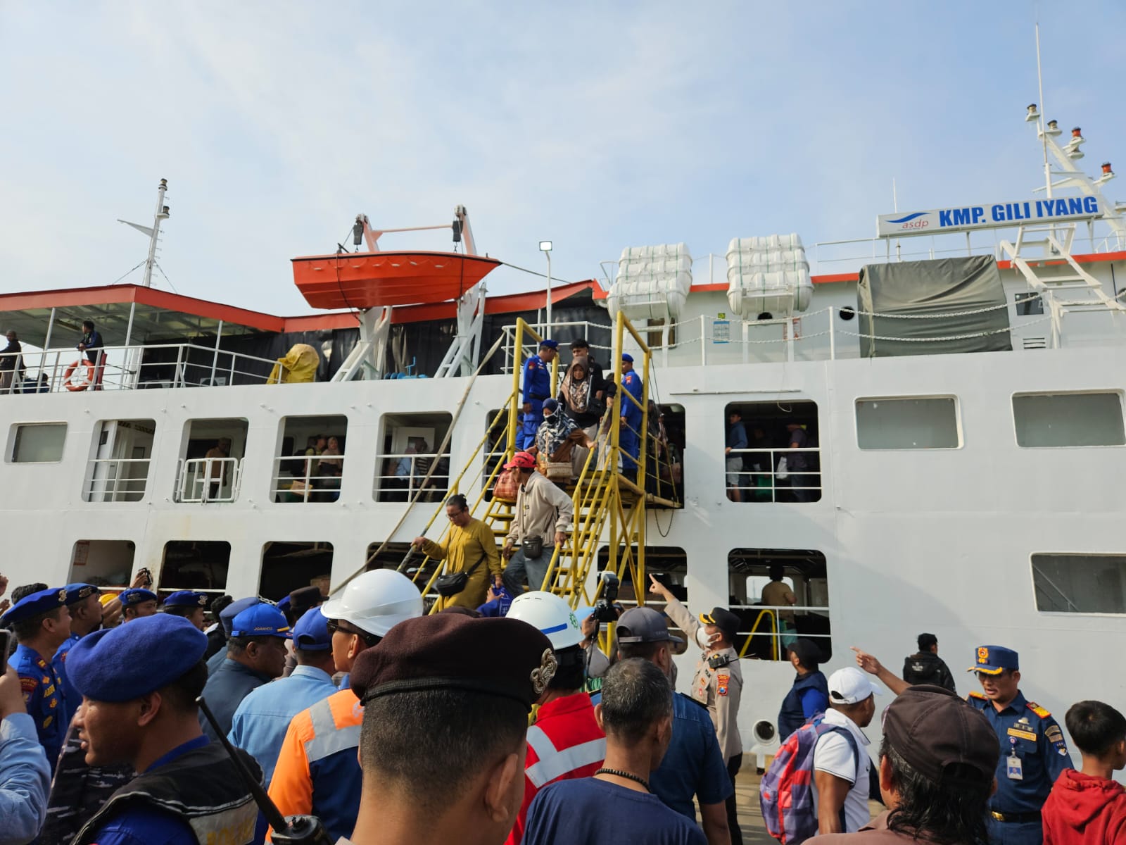 SELAMAT : Para penumpang dari KMP Gili Iyang di evakuasi dengan keadaan selamat terminal penumpang Pelabuhan Gresik.