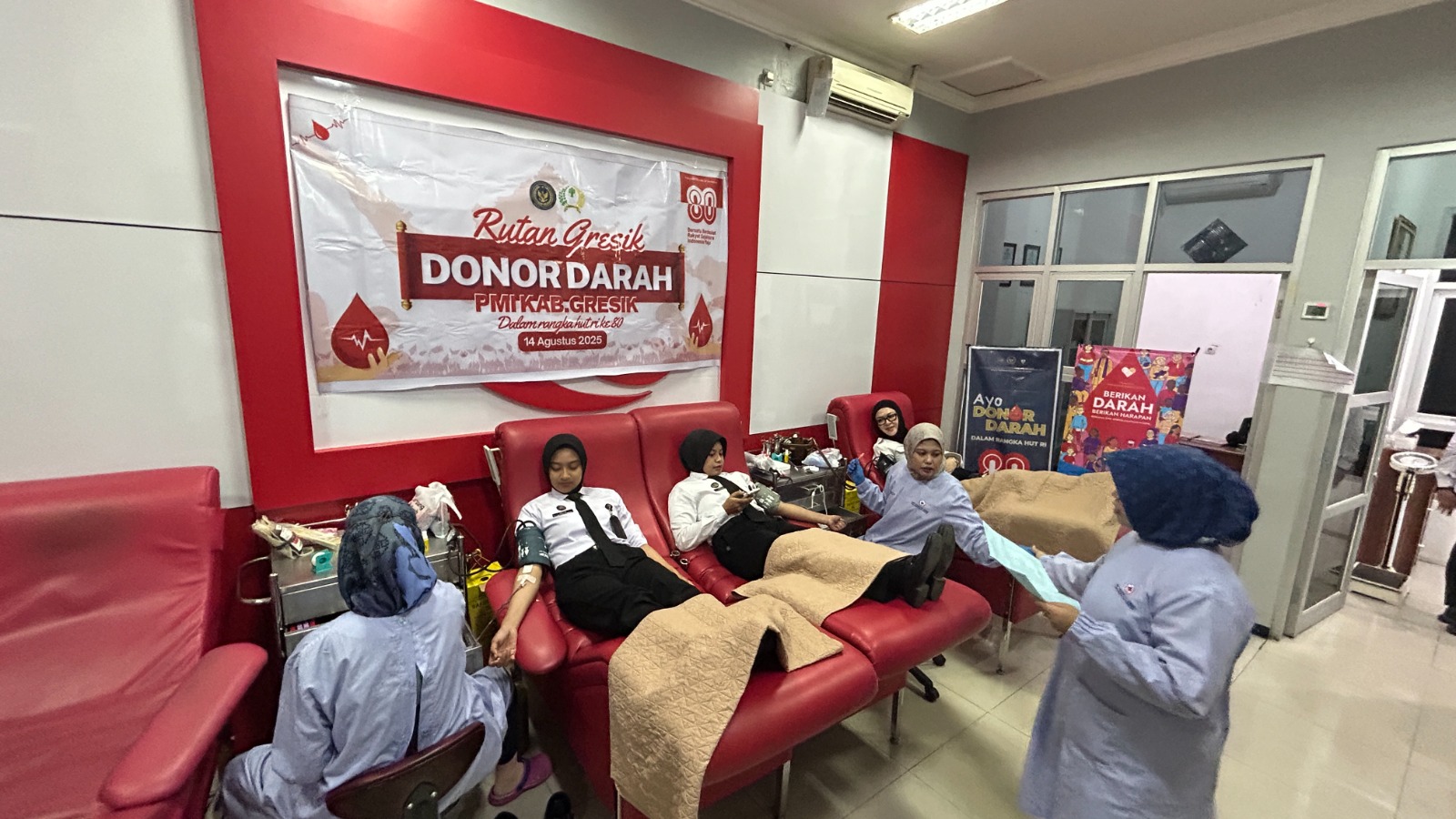 PEDULI : Petugas Rutan Kelas IIB Gresik gandeng PMI saat mendonorkan darahnya untuk warga yang membutuhkan.