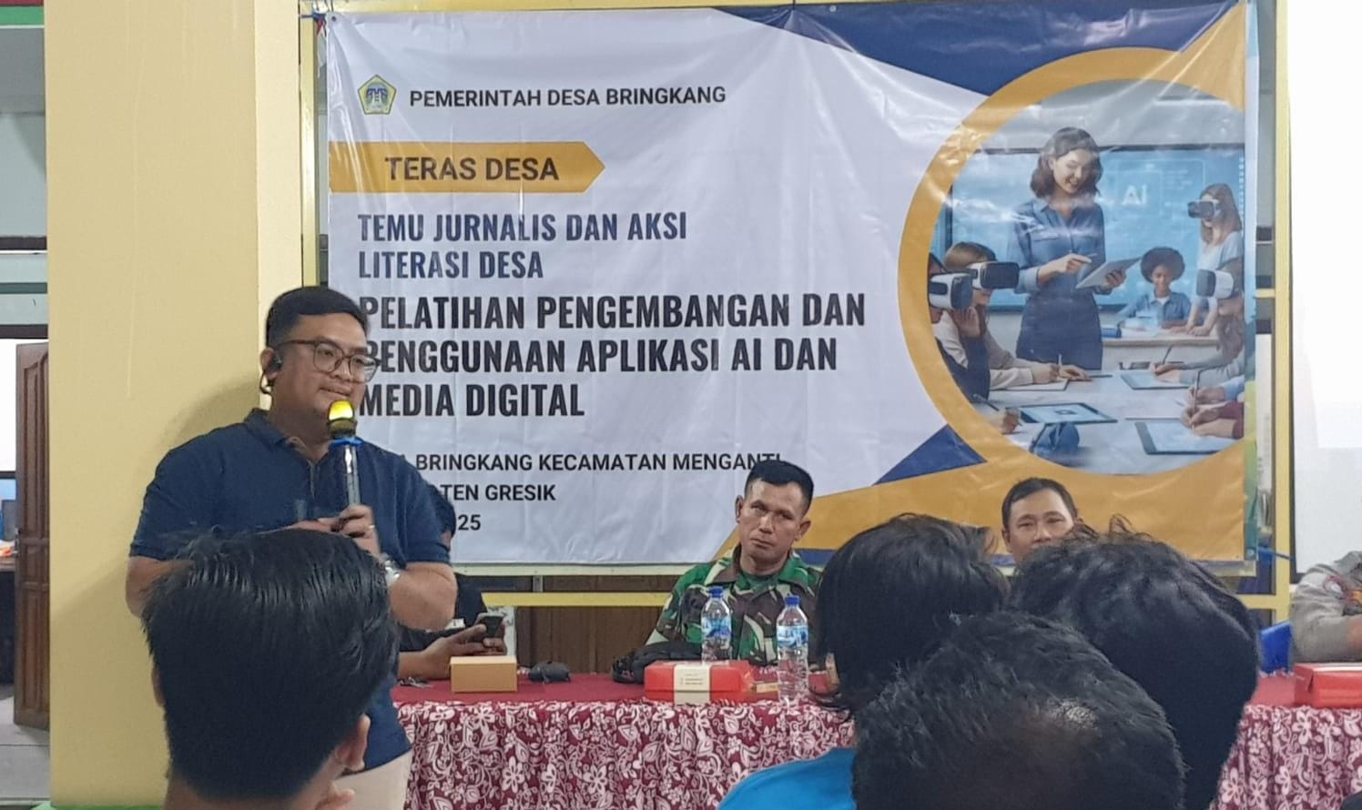 PWI Gresik latih warga Desa Bringkang manfaatkan AI & media digital, sambil sosialisasi P4GN bersama BNN, Babinsa, dan Polri.