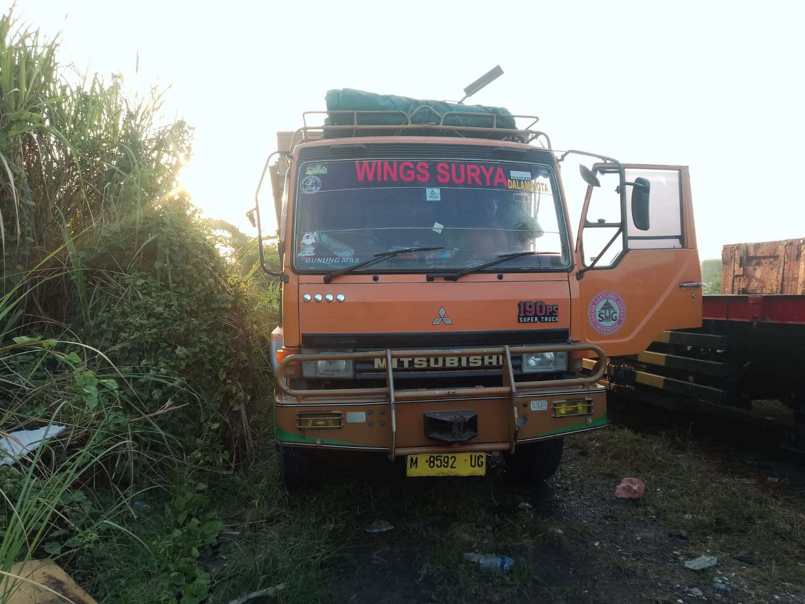 RINGSEK : Kondisi kendaraan yang ringsek akibat terlibat kecelakaan beruntun di Jalan Raya Krikilan, tepatnya di depan bengkel reparasi Bagong, Kecamatan Driyorejo, Gresik.