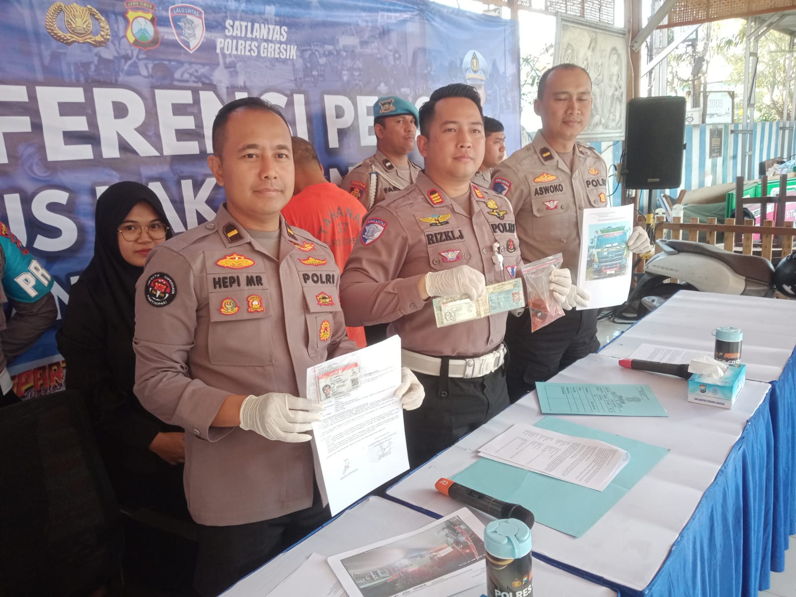 DIAMANKAN : Kasat Lantas Polres Gresik, AKP Rizky Julianda Putera Buna saat menunjukan&nbsp; tersangka dan barang bukti tabrak lari di halaman kantor Satlantas Polres Gresik.