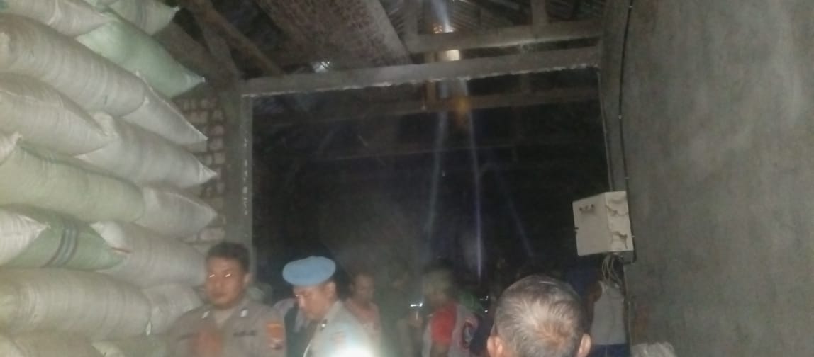 TERBAKAR : Sebiah gudang penggilingan Padi (Seleb) terbakar di Dusun Mojolebak, RT 01/RW 03, Desa Mojogede, Kecamatan Balongpanggang, Gresik.