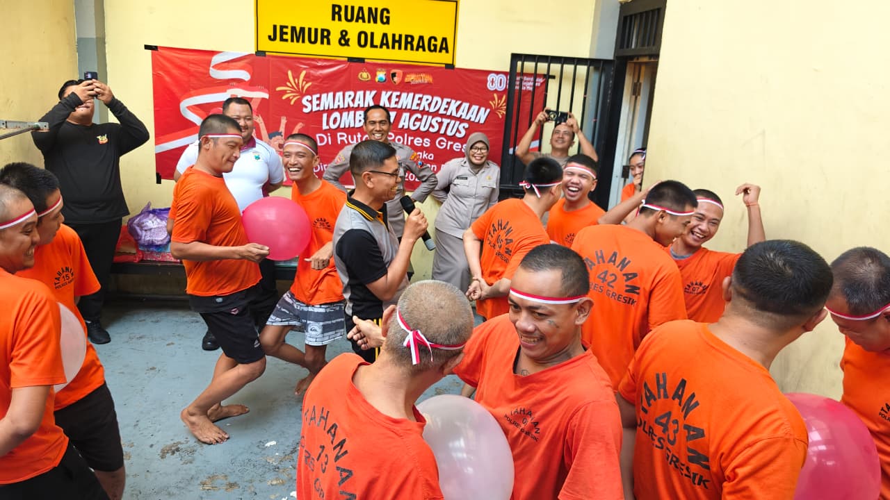 BERLOMBA : Para tahanan di Mapolres Gresik saat mengikuti lomba peringati kemerdekaan di dalam Rutan Mapolres Gresik.