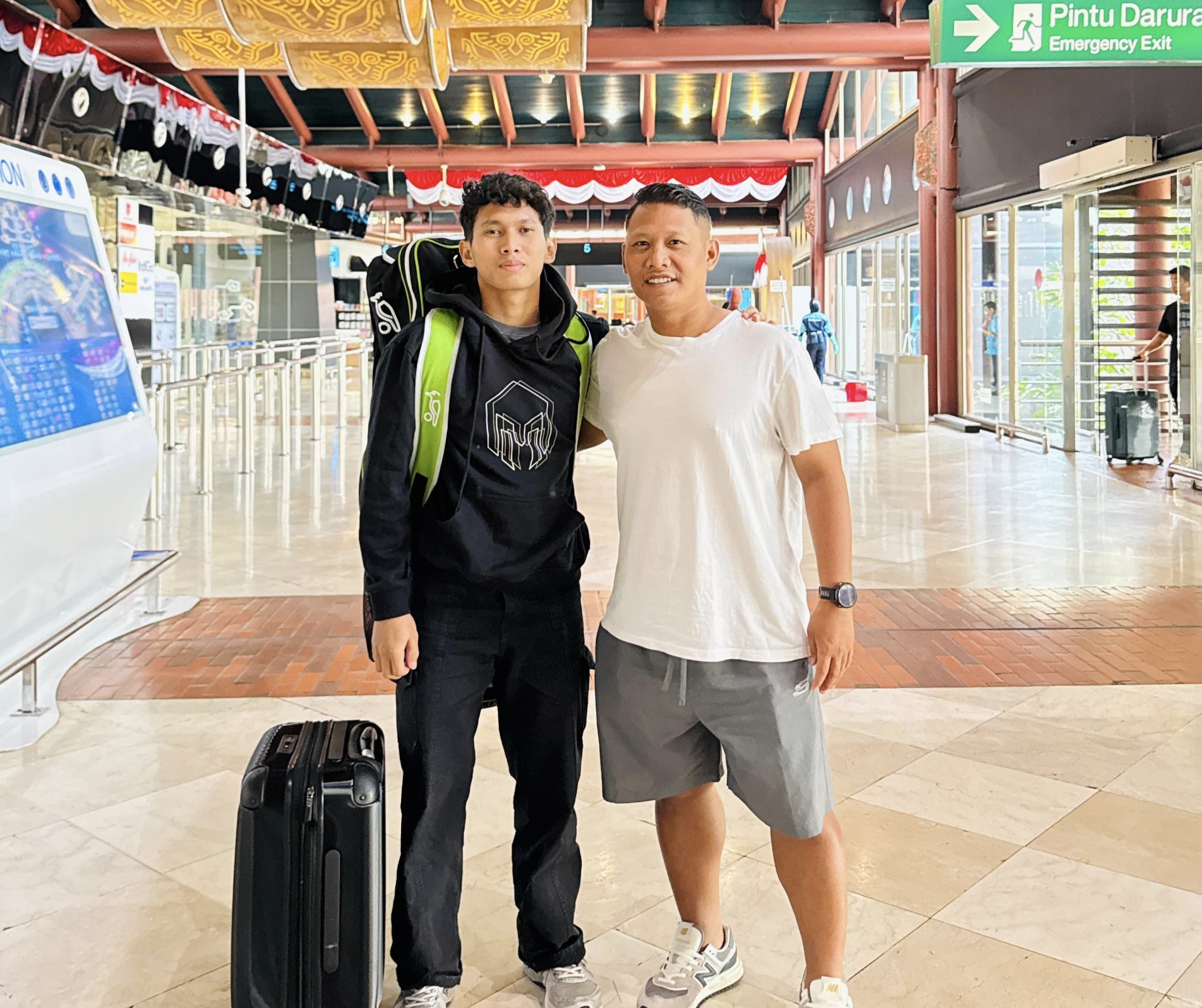Yuan Jodie Hibatullah bersama pelatih Timnas Hoki Indoor Putra, Abdul Haq Habiburrohim saat akan berangkat ke Thailand.