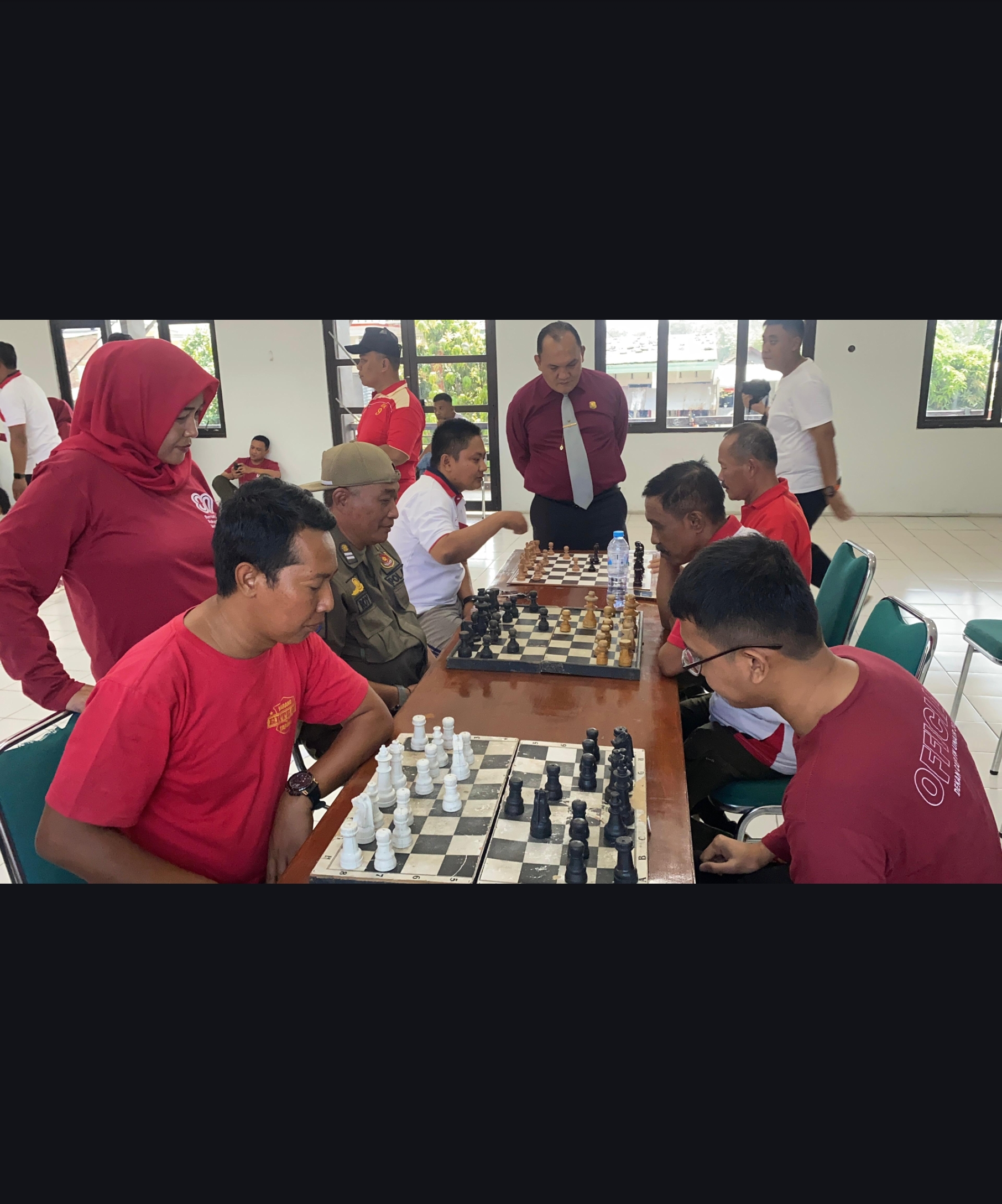 Kepala Dinas Satpol PP Pemkab Gresik, Agustin Halomoan Sinaga menyaksikan langsung sekaligus menjadi wasit lomba catur antar anggotanya.
