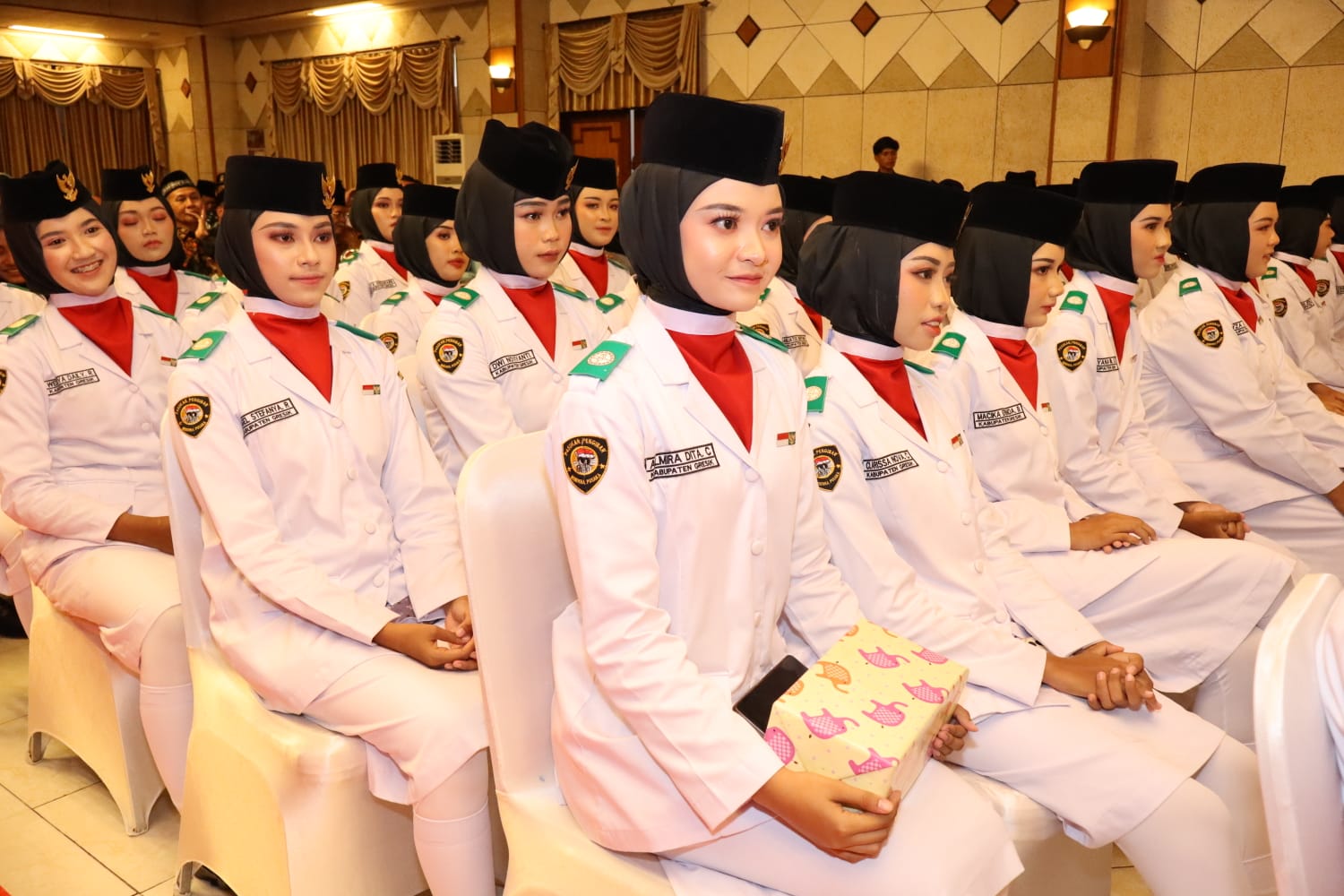 MEMBERIKAN : Para anggota Paskibraka mendapatkan semangat dari Bupati Gresik Fandi Akhmad Yani