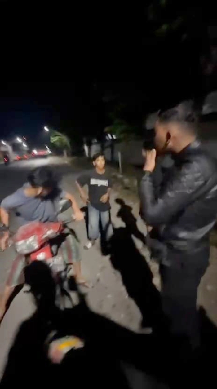 DIAMANKAN : Dua anak diamankan Tim Raimmas Kalamunyeng Satsamapta Polres Gresik saat saat kedapatan membawa miras dan sepeda protolan tanpa plat nomer melintas di Jalan Raya, Kecamatan Kebomas, Gresik