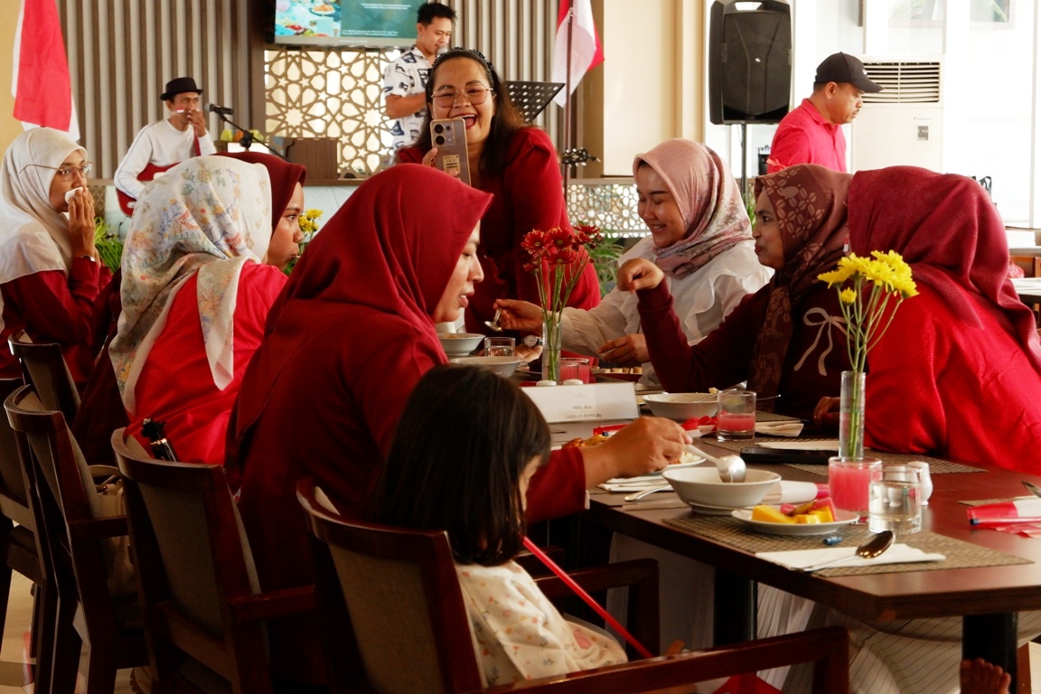 AKRAB DAN PENUH TAWA : Suasana hangat dan penuh kebersamaan saat para tamu menikmati makan siang spesial