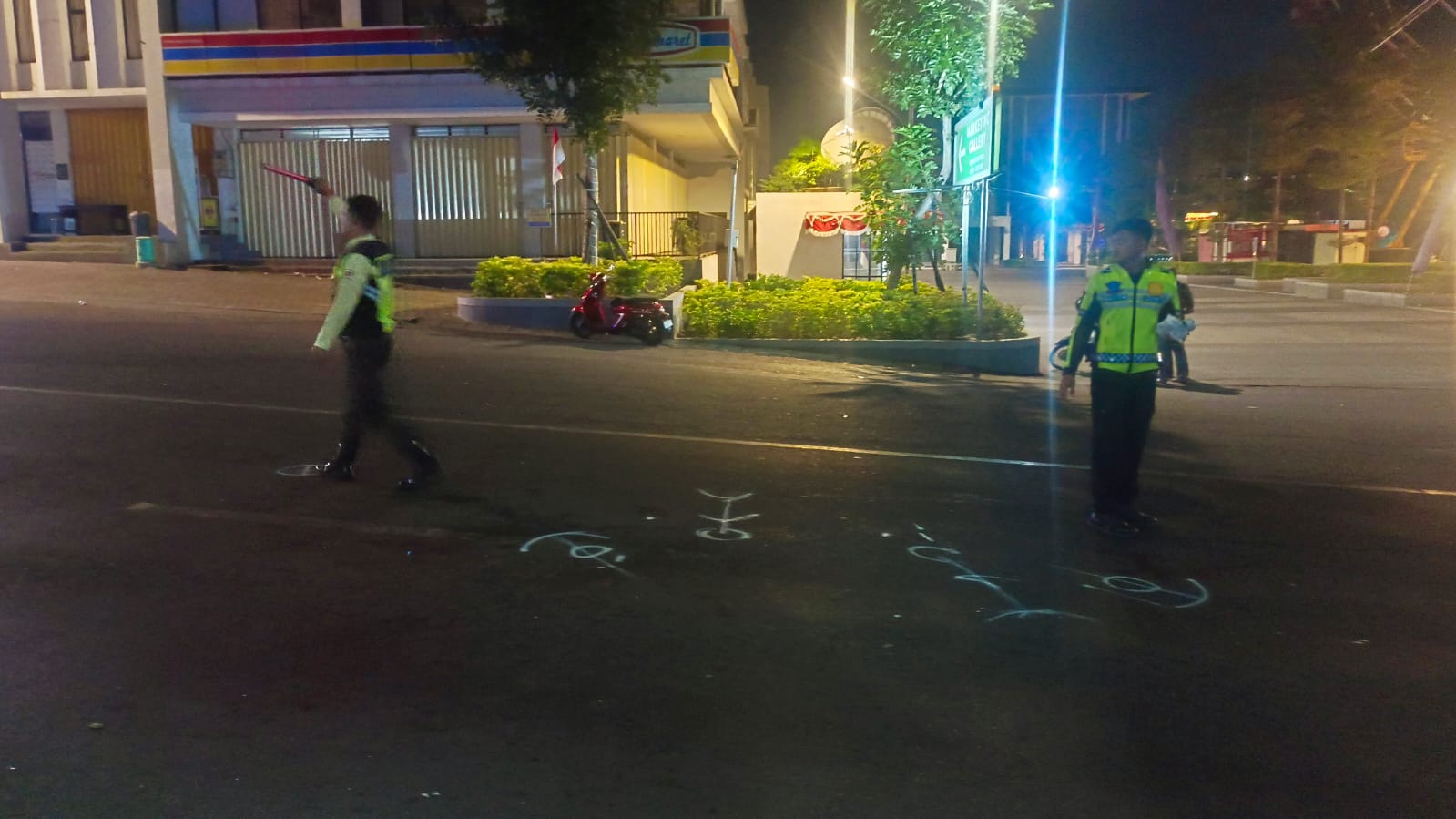 OLAH TKP : Petugas kepolisian saat melakukan olah TKP kecelakaan di Jalan Raya Petiken, Desa Petiken, Kecamayan Driyorejo, Gresik.