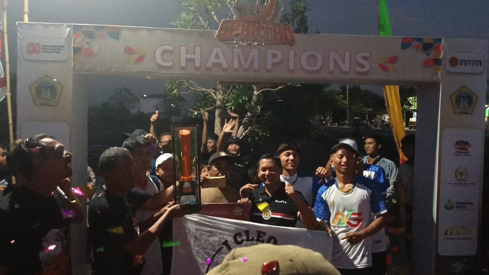 JUARA : Peserta lomba dayung Piala Kapolres Cup 2025 di Desa Gredek, Kecamatan Duduksampeyan, Gresik.