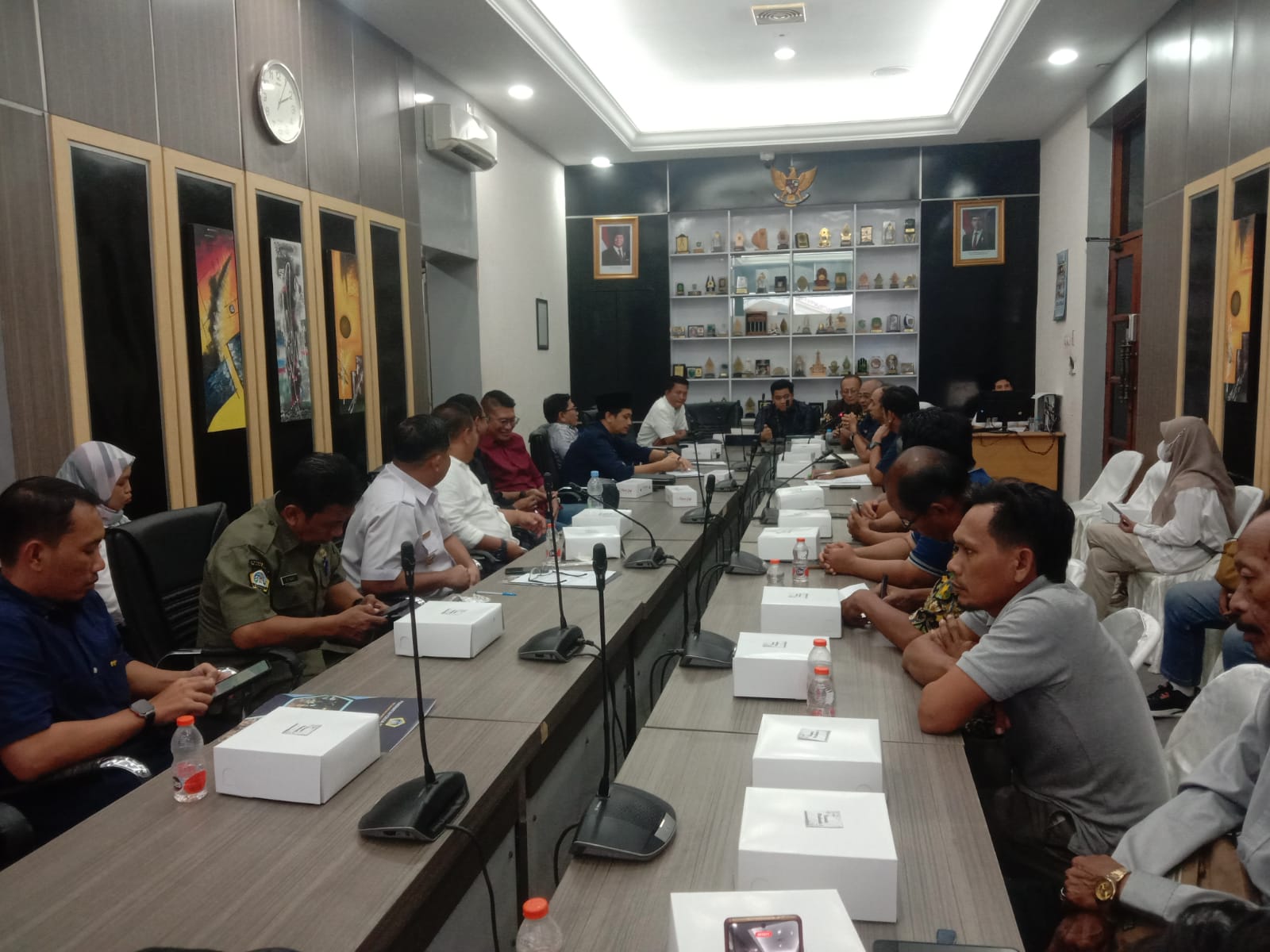 HEARING : Perwakilan pedagang, Pemdes, Camat Manyar dan PT SMI hearing di DPRD Gresik&nbsp;
