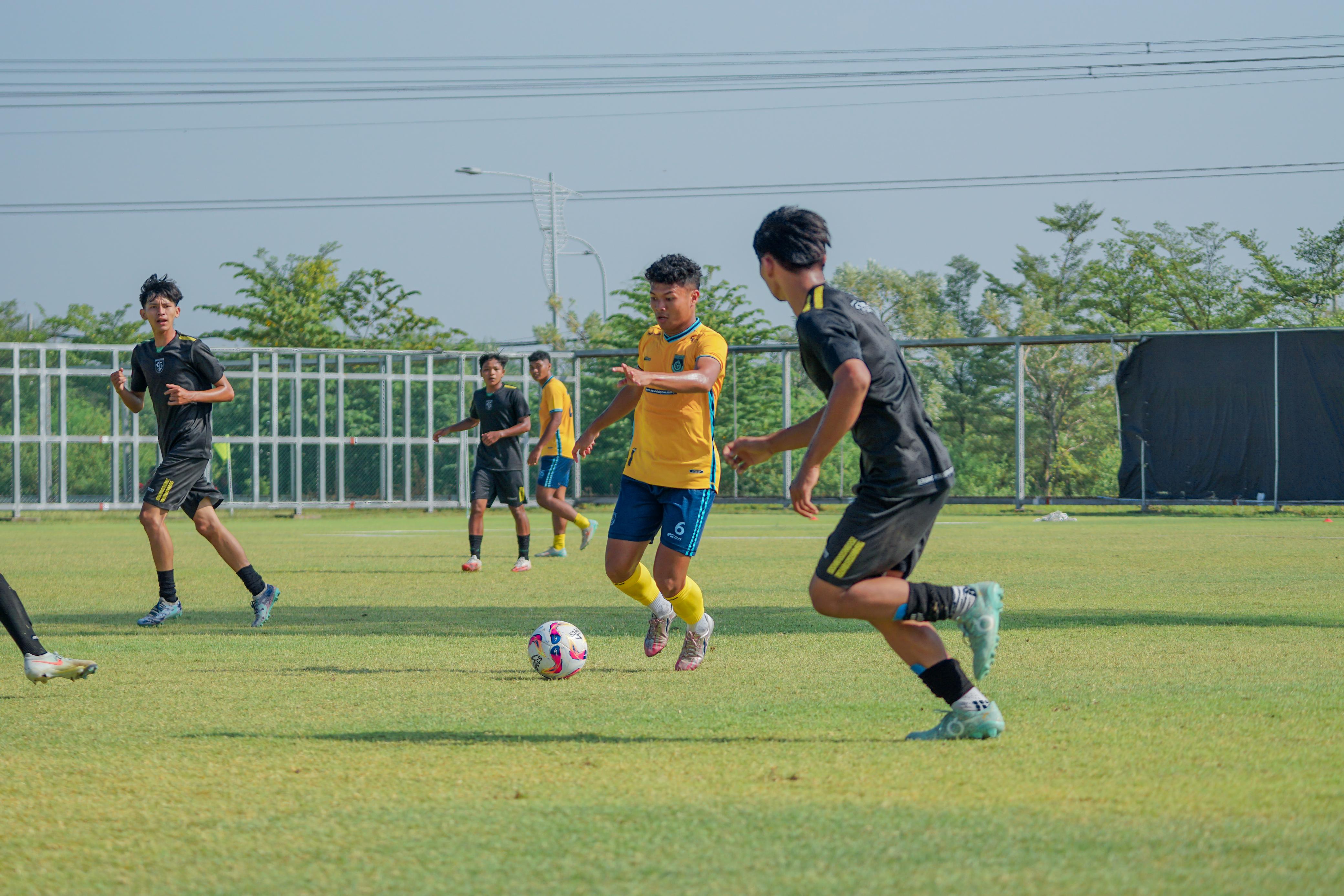 PERTANDINGAN&nbsp; : Gresik United pakai baju kuning saat melawan Persebaya Future Lab di lapangan ABC Gelora Bung Tomo, Surabaya