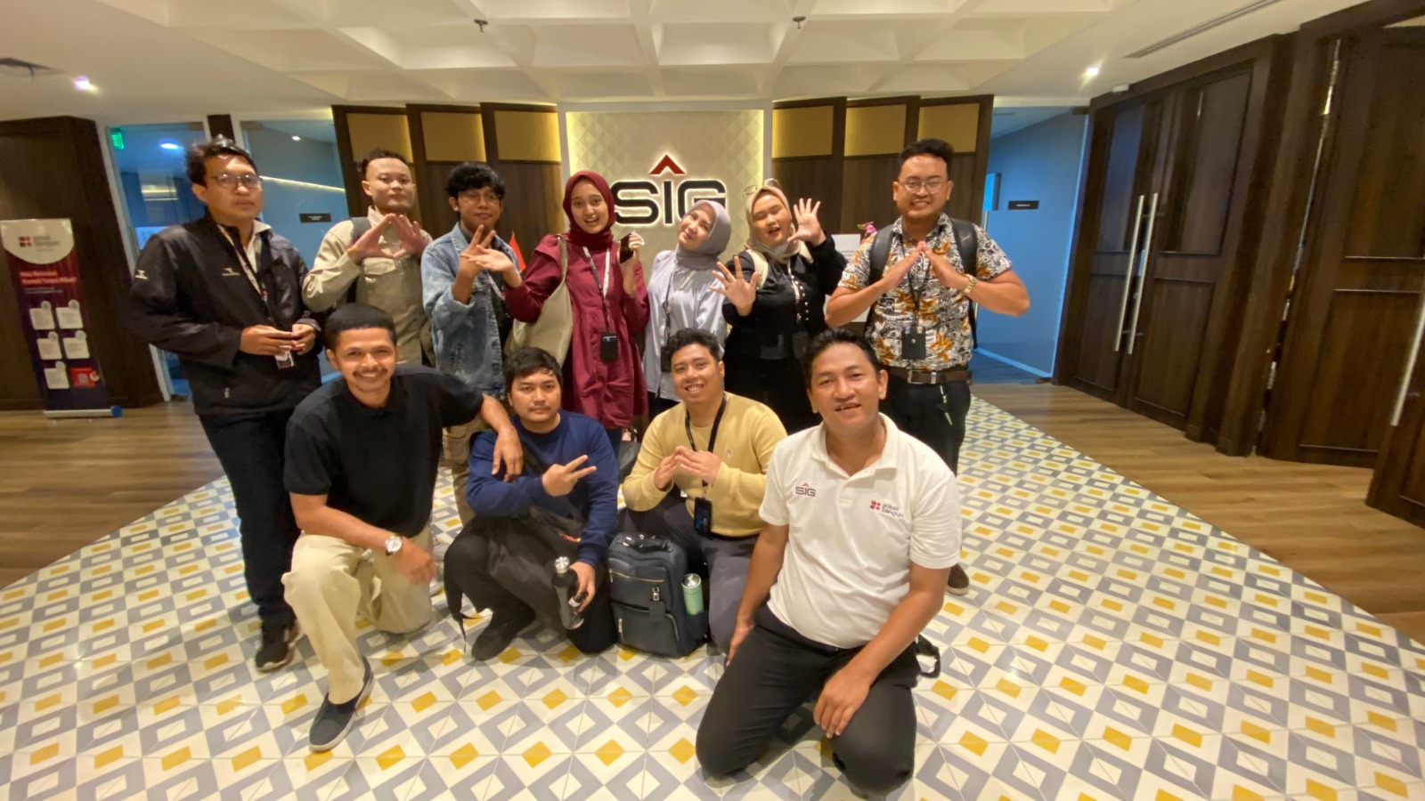 DARI MAGANG JADI KARYAWAN : Andika Jati, mahasiswa Sistem Informasi UISI, membuktikan bahwa langkah kecil bisa berujung pada karier cemerlang di SobatBangun, anak perusahaan SIG.