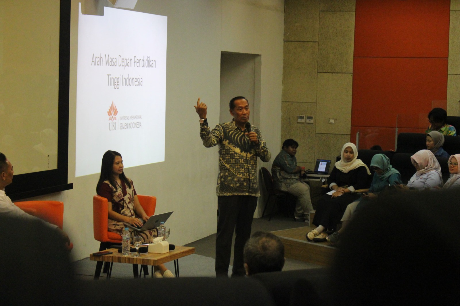 SIAP HADAPI DUNIA KERJA : UISI sukses menggelar seminar dan lokakarya bersama Wamendikbudristek, Prof. Dr. Fauzan, M.Pd. yang membahas arah baru pendidikan tinggi