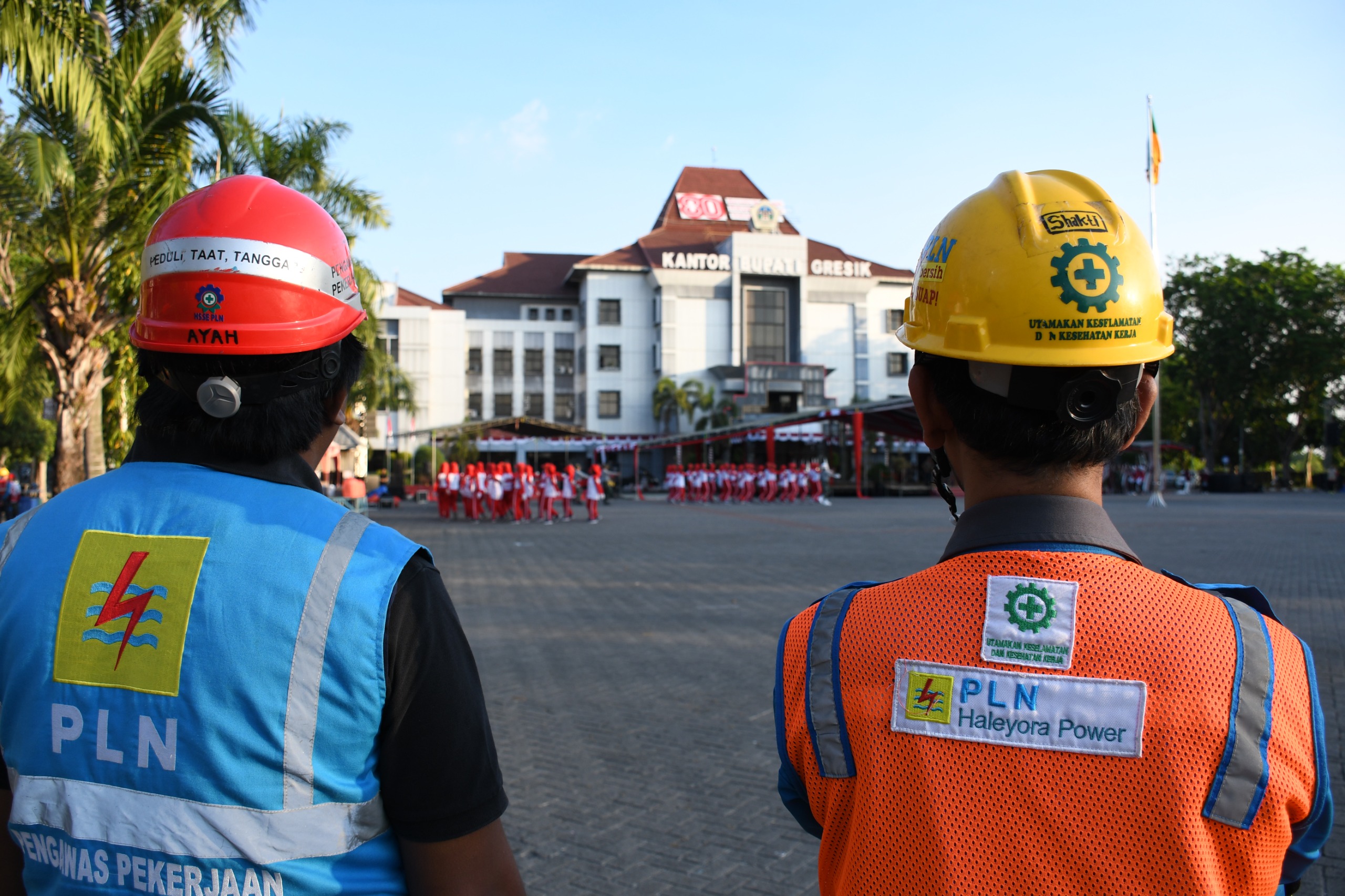 PLN UP3 Gresik menyiagakan sejumlah personil dalam mengamankan pasokan listrik saat HUT RI ke 80.
