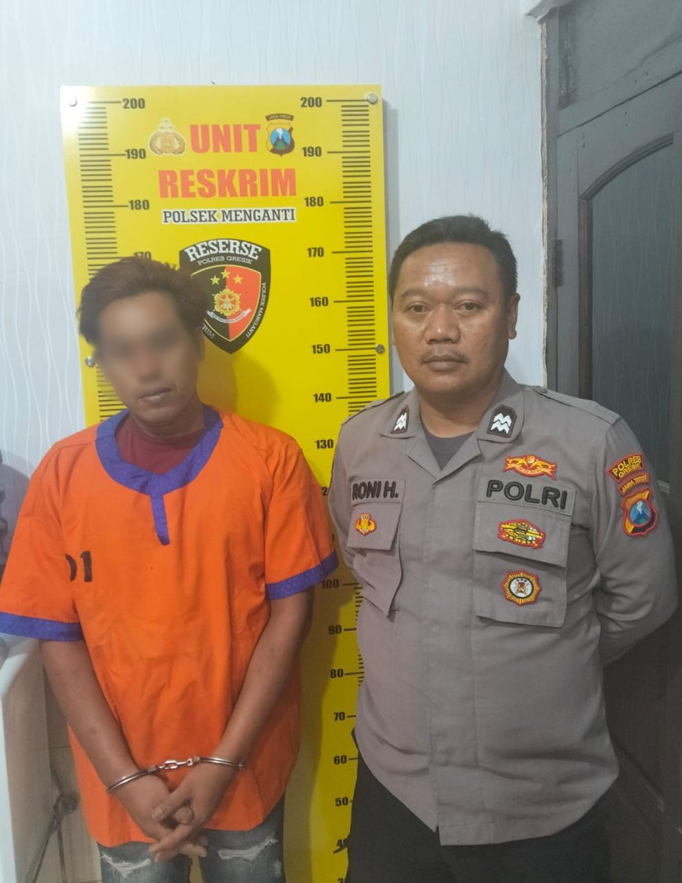DIAMANKAN : Tersangka kasus curanmor NIS saat diamankan di Mapolsek Menganti, Gresik.