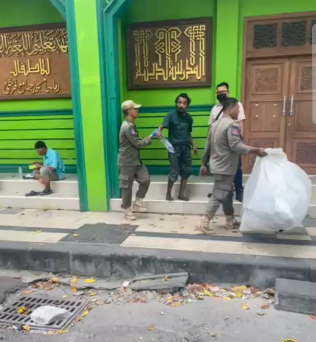 DIAMANKAN : ODGJ saat diamankan oleh Dinsos dan BLH), serta URC Satpol PP