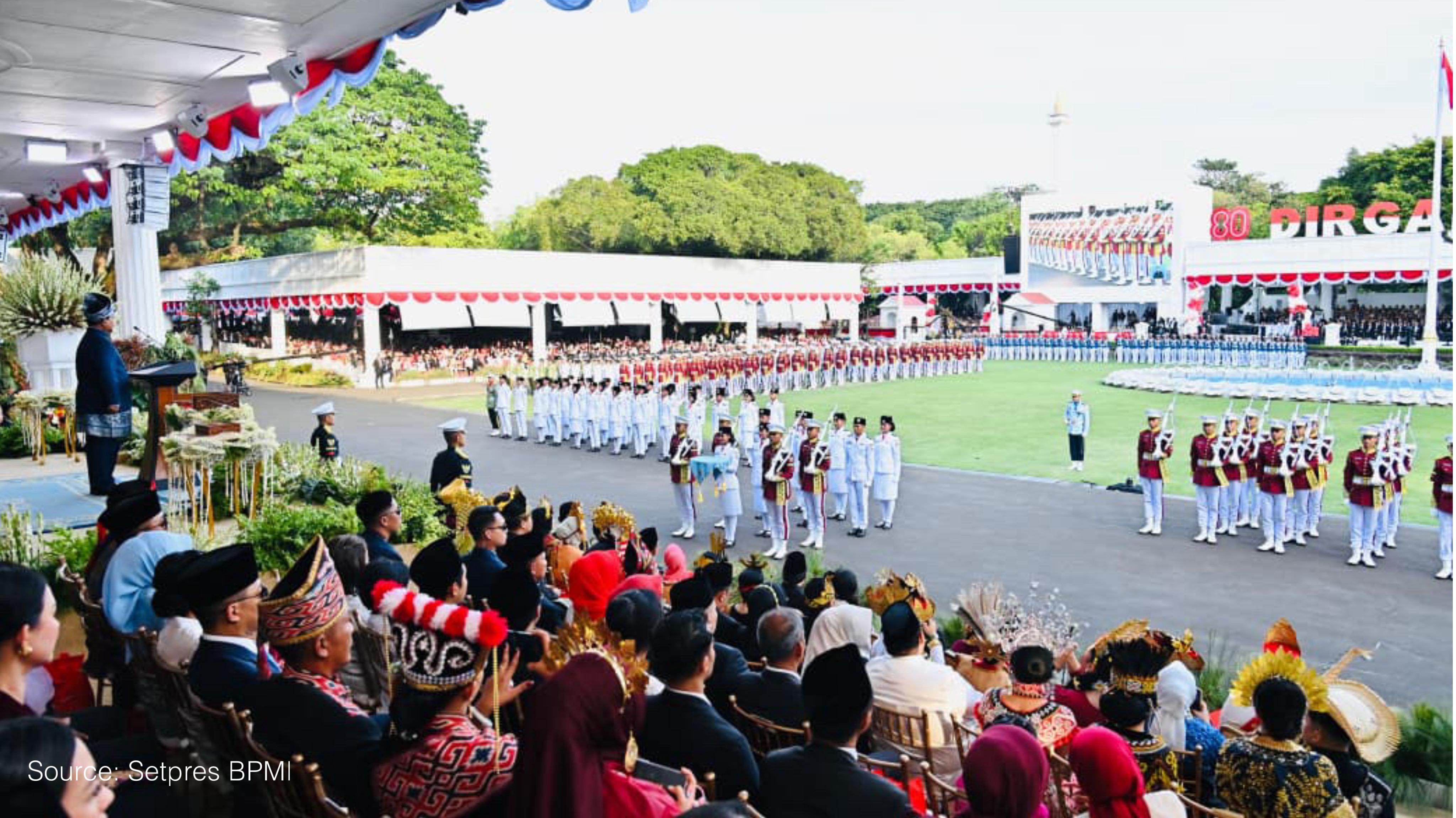 Menteri ATR/BPN Nusron Wahid dan Wamen Ossy Dermawan hadir dalam upacara HUT ke-80 RI, mengenakan pakaian adat daerah.
