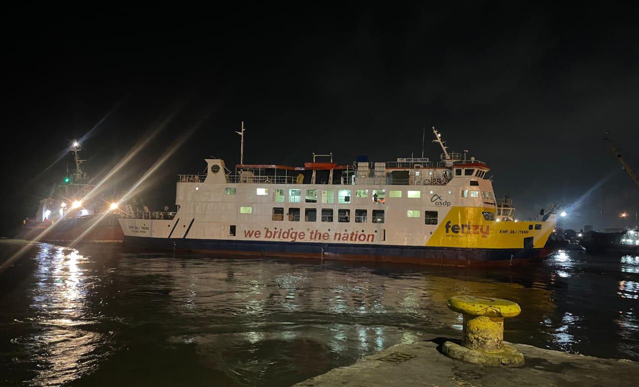 DIPERBAIKI: KMP Gili Iyang rute Gresik&ndash;Bawean lego jangkar diperbaiki di Pelabuhan Kamal, Madura.