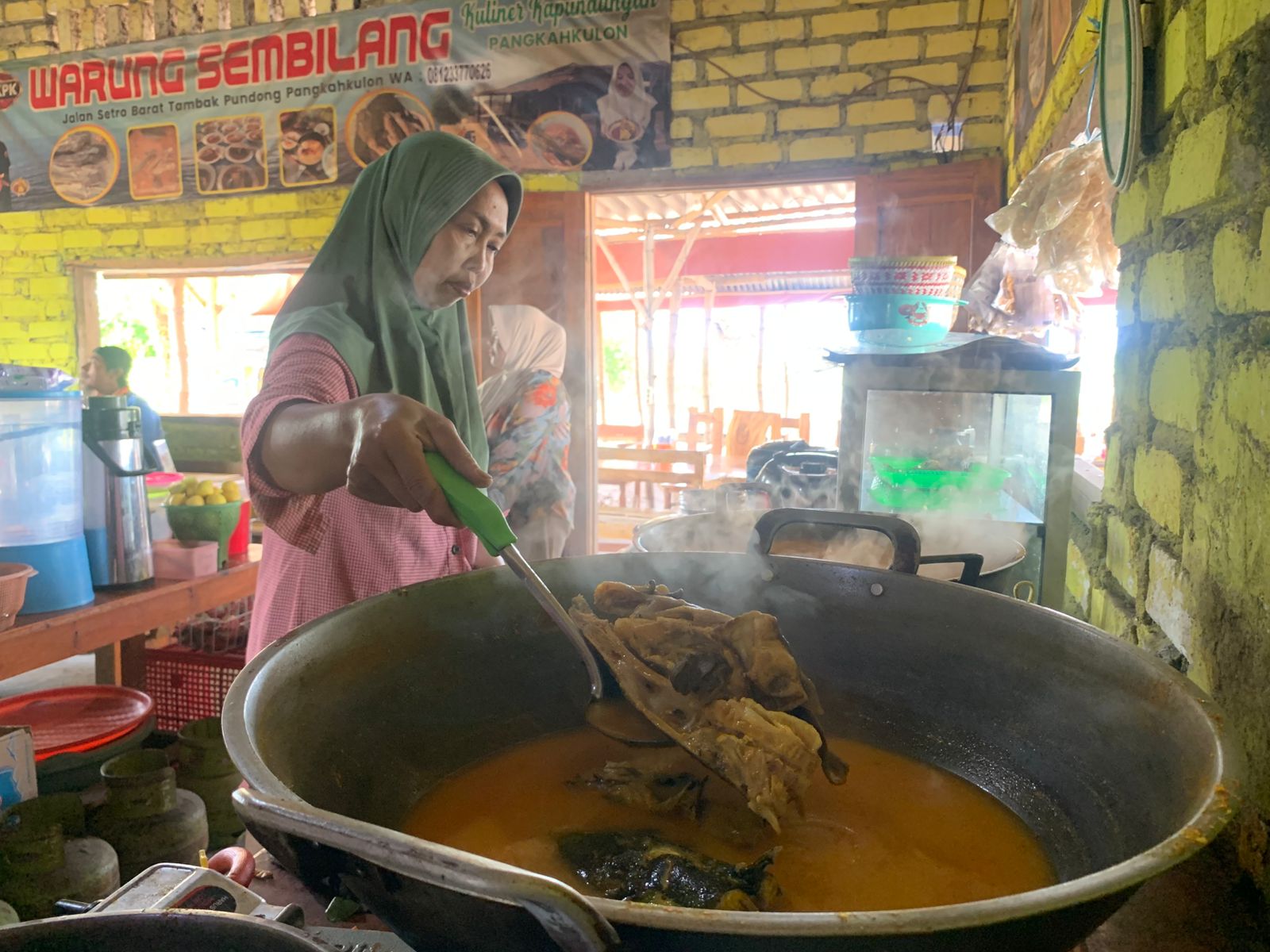 MENGGORENG : Penjualan ikan sembilang yang digoreng dan siap disajikan