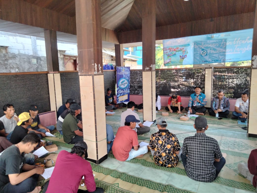 SOSIALISASI : DKP Jatim dan Dinas Perikanan Gresik Sosialisasi Perizinan Nelayan Di Sukorejo Gresik&nbsp;