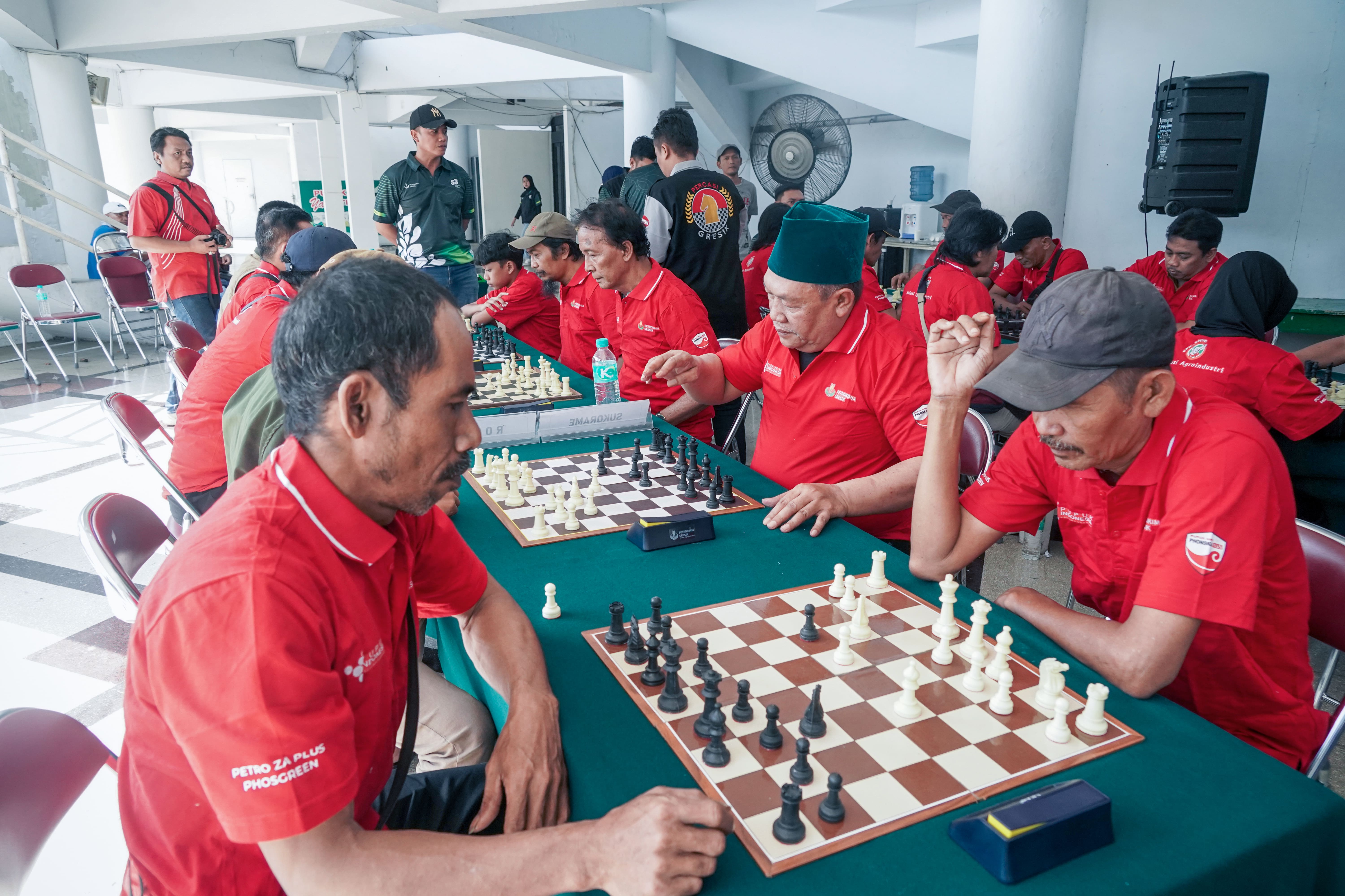 SERU: Peserta lomba catur dari berbagai kelurahan saat bertanding dalam Citizen Games di GOR Tridharma Petrokimia Gresik.