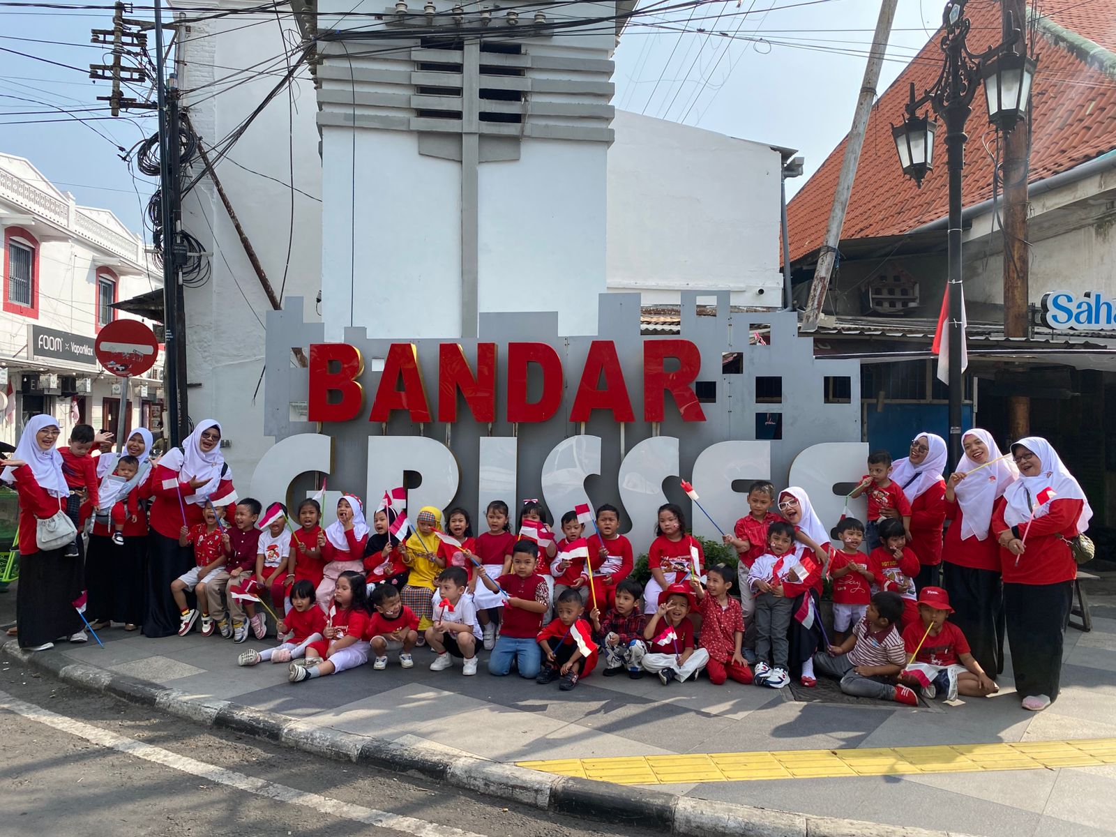 KENALKAN SEJARAH : Momen seru siswa KB TK Matahari Terbit Kak Komang belajar sejarah Gresik dengan naik bus wisata dan berfoto di monumen sejarah gardu suling Bandar Grissee.