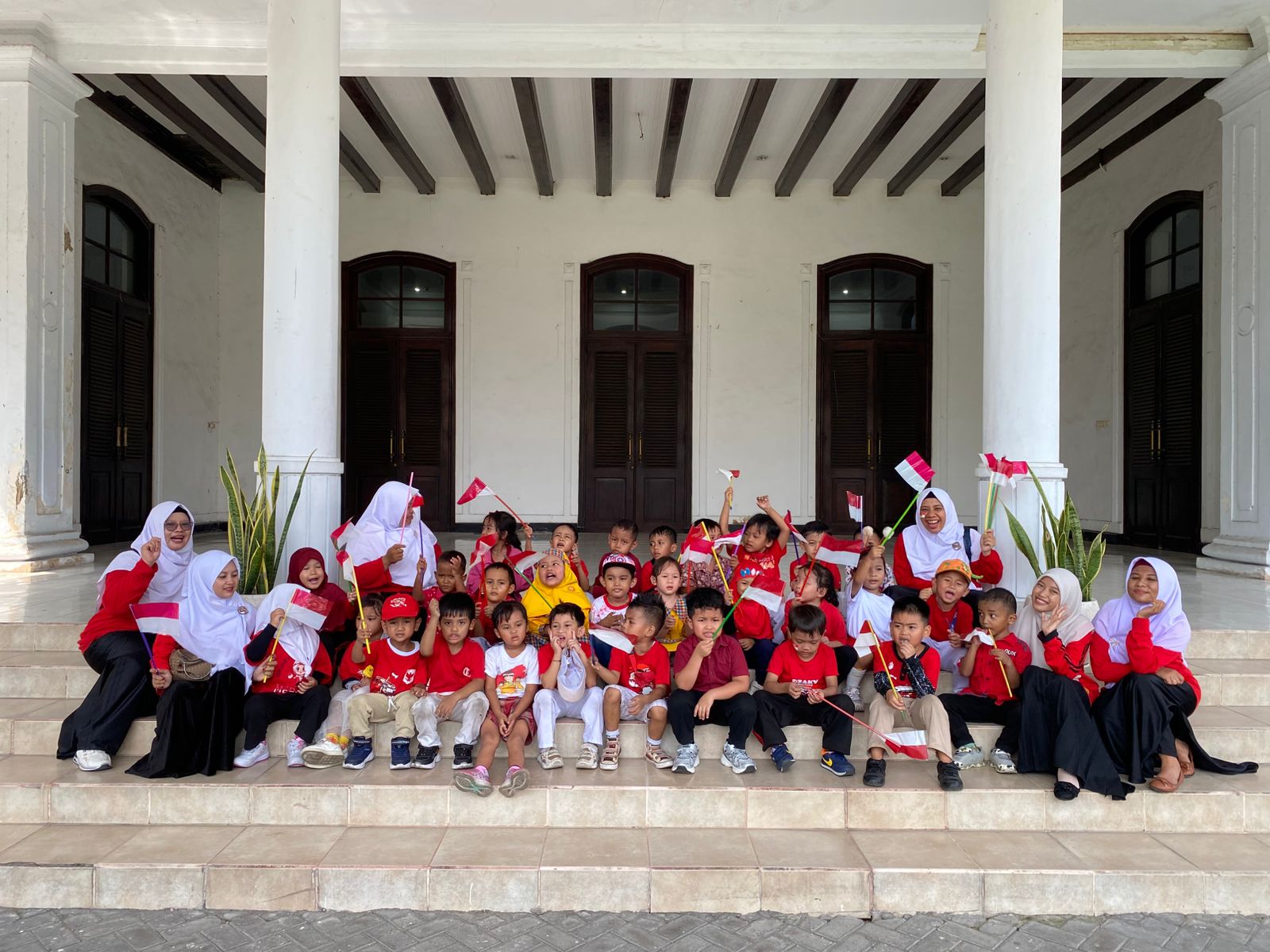 LATIH KEMANDIRIAN SEJAK DINI : Puncak tema kemerdekaan berkesan bagi siswa KB TK Matahari Terbit Kak Komang yang keliling kota Gresik, dari Bandar Grissee sampai ke Rumah Dinas Wakil Bupati Gresik
