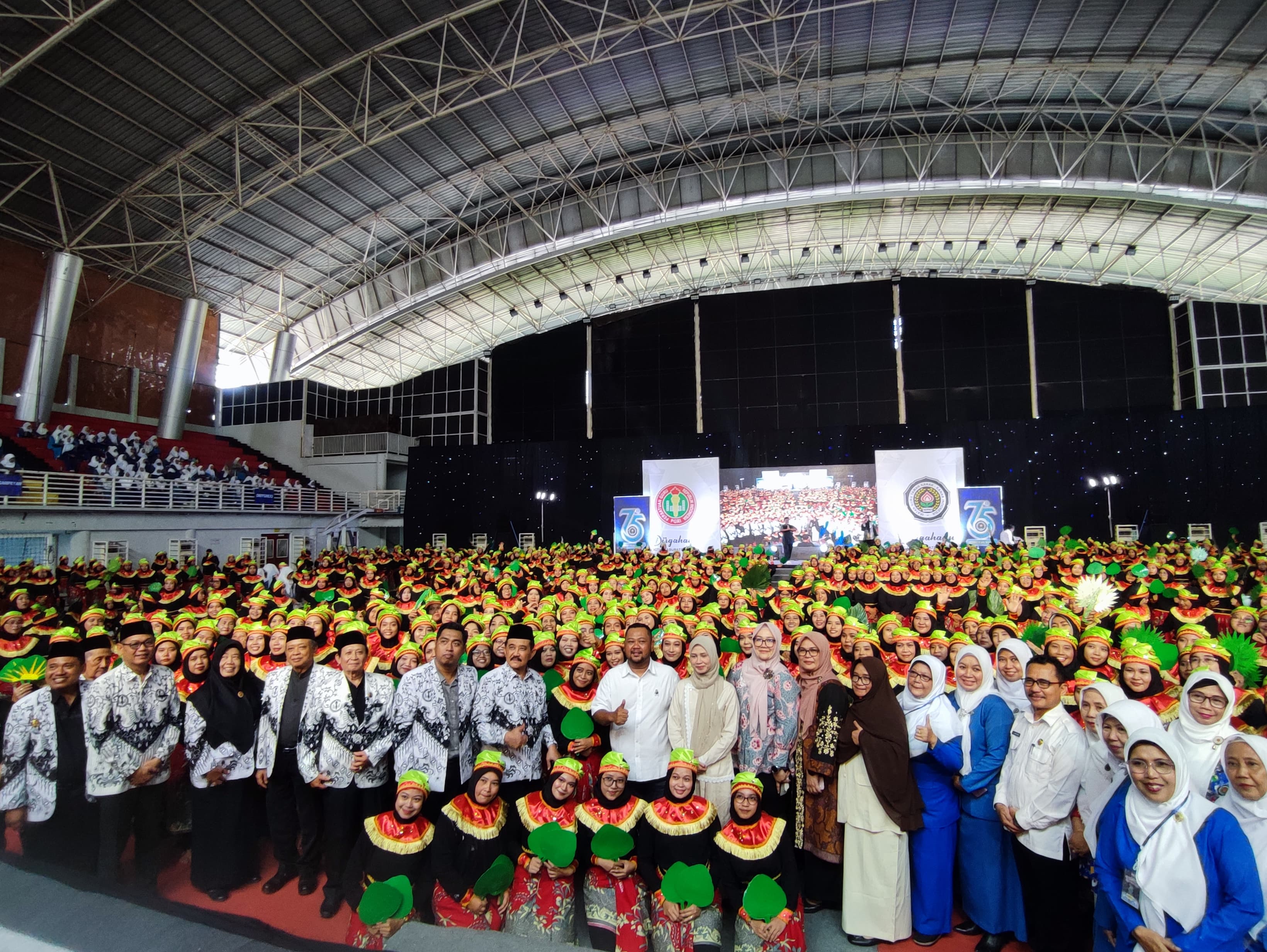 Sinergi : Bupati Gresik Fandi Akhmad Yani berfoto bersama pengurus PGRI dan guru TK se-Kabuoaten Gresik dalam rangkat HUT IGTKI.