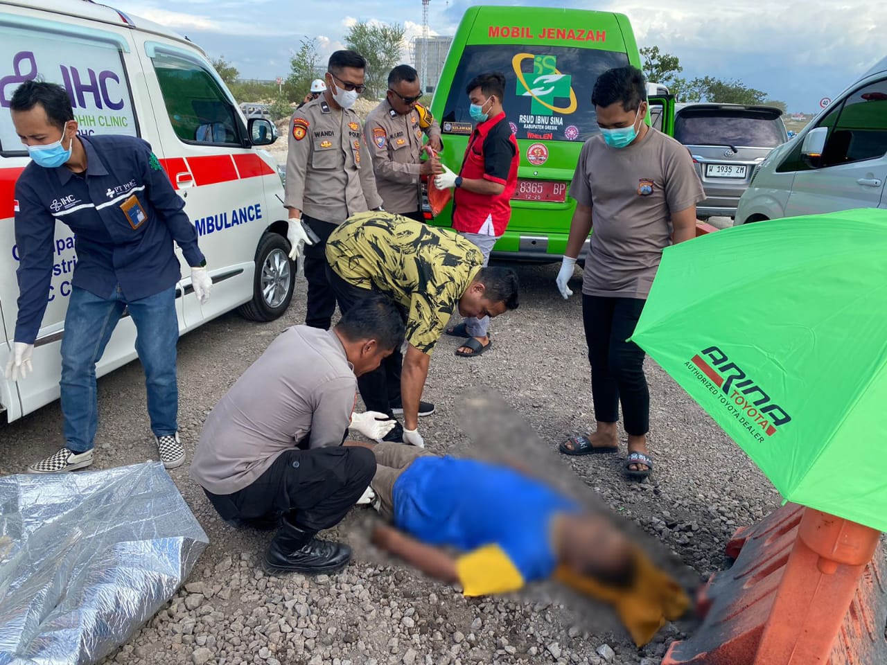 DIEVAKUASI : Anggota Polsek Manyar, petugas medis dibantu warga saat melakukan evakuasi korban di kawasan Jalan Raya Manyar, tepatnya di area U-Turn depan proyek SPBU AKR, Desa Manyarsidorukun.