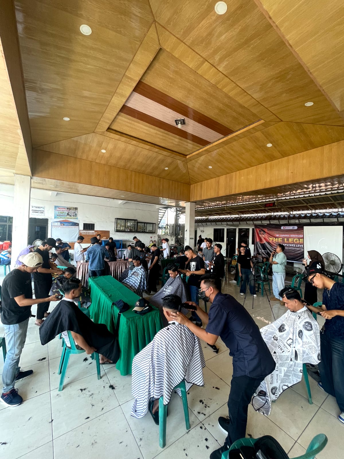 KEMANDIRIAN : Puluhan Pemuda ikuti pelatihan barbershop, upaya kemandirian usaha