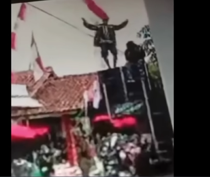 Pranoto saat berjoget di atas Sound horeg Brebes hingga terjatuh dan meninggal dunia.