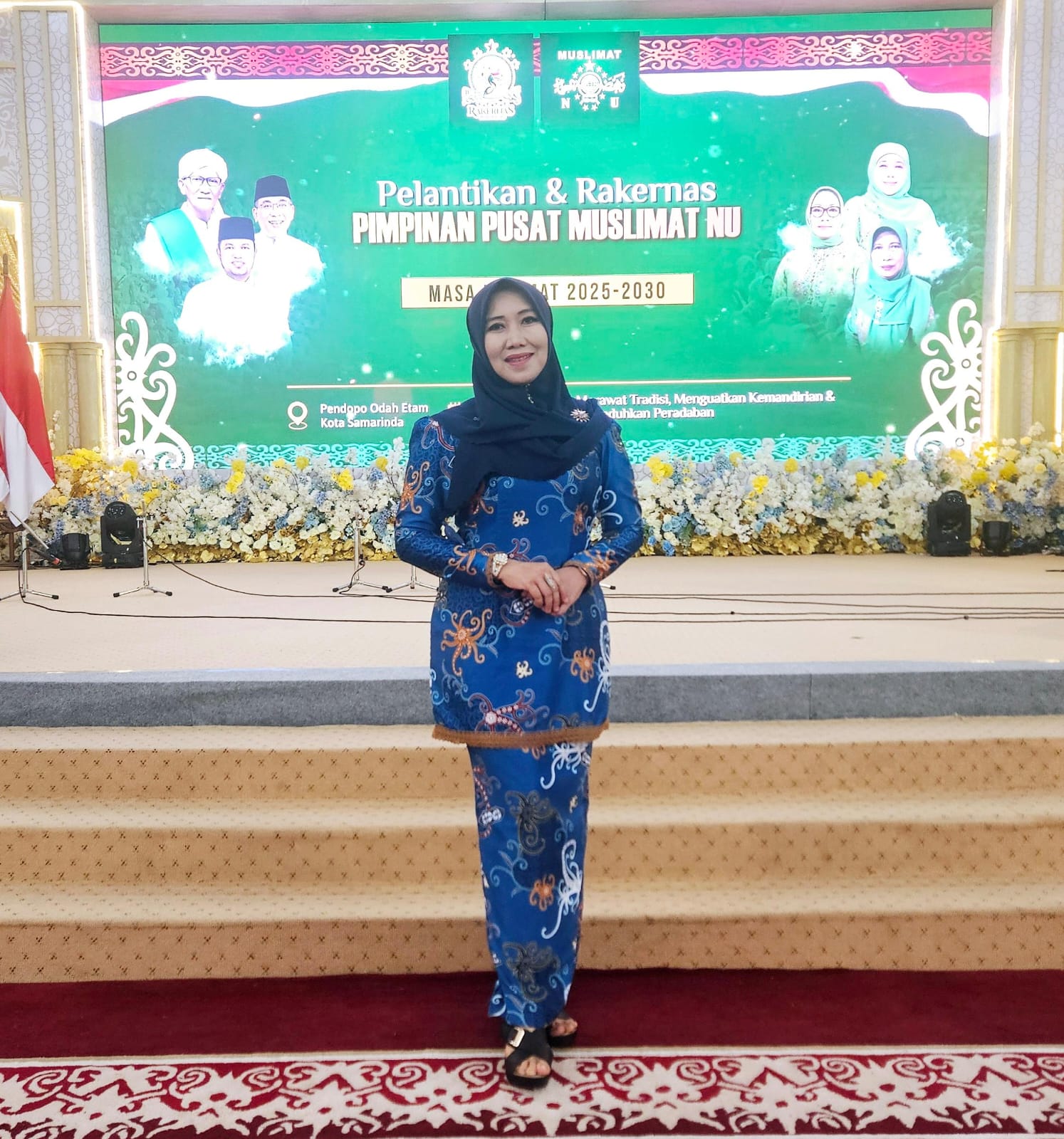 Lia Isthifhama mengenakan setelan kebaya bermotif bunga.