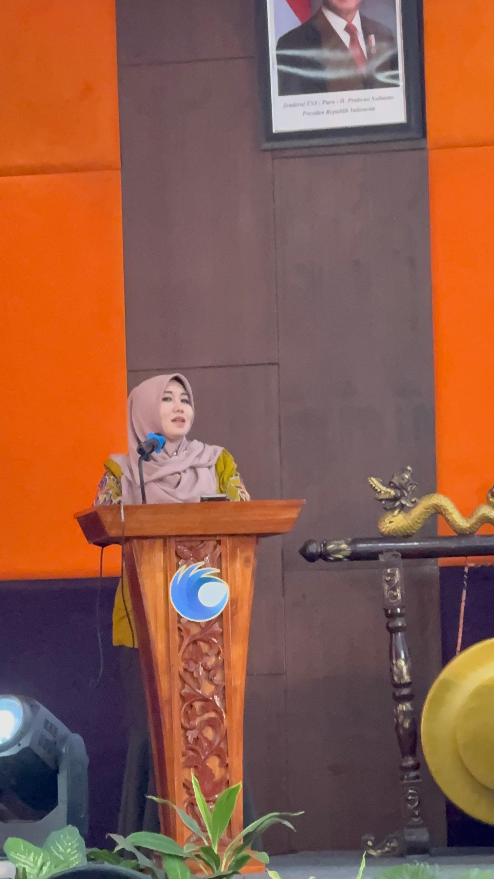 Lia Isthifhama berpidato dengan busana batik nusantara.