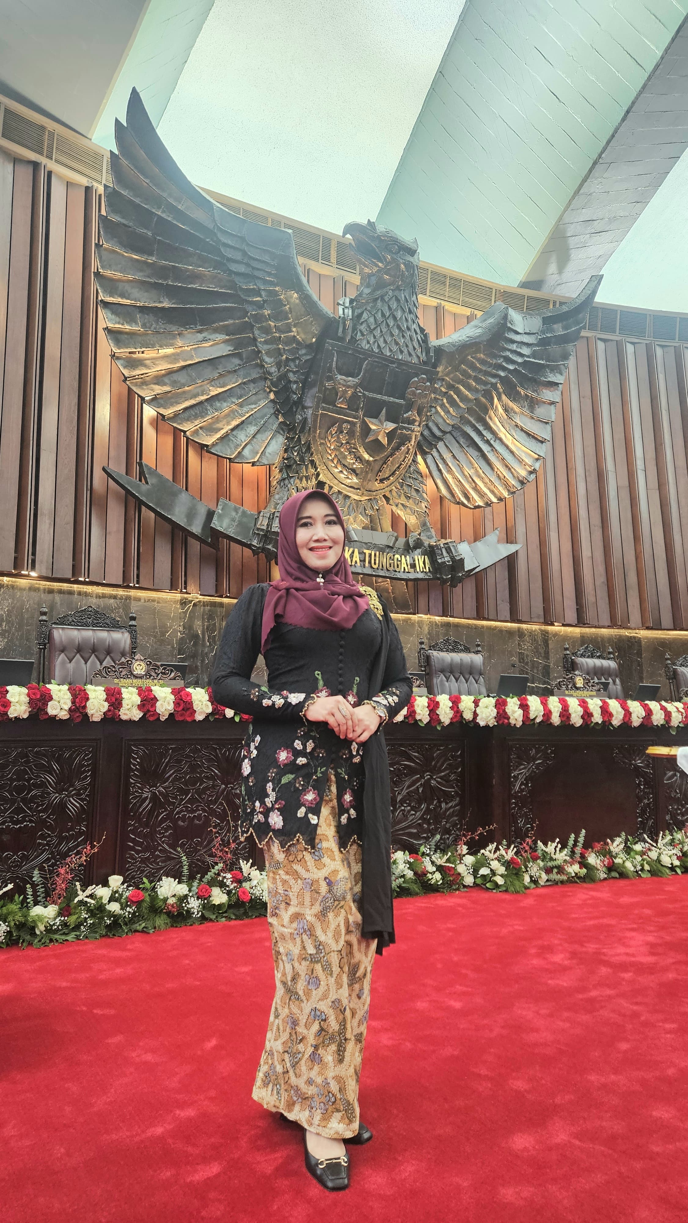 Lia Isthifhama nampak anggun dengan kebaya modern.