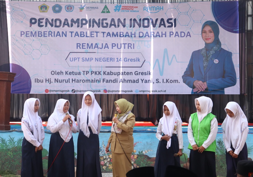 Beri Pemahaman : Kepala Dinas Kesehatan (Dinkes) Pemkab Gresik, dr Mukhibatul Husnah berdialog dengan para siswi SMPN 14 Gresik guna memberikan pemahaman tentang pemberian TTD.